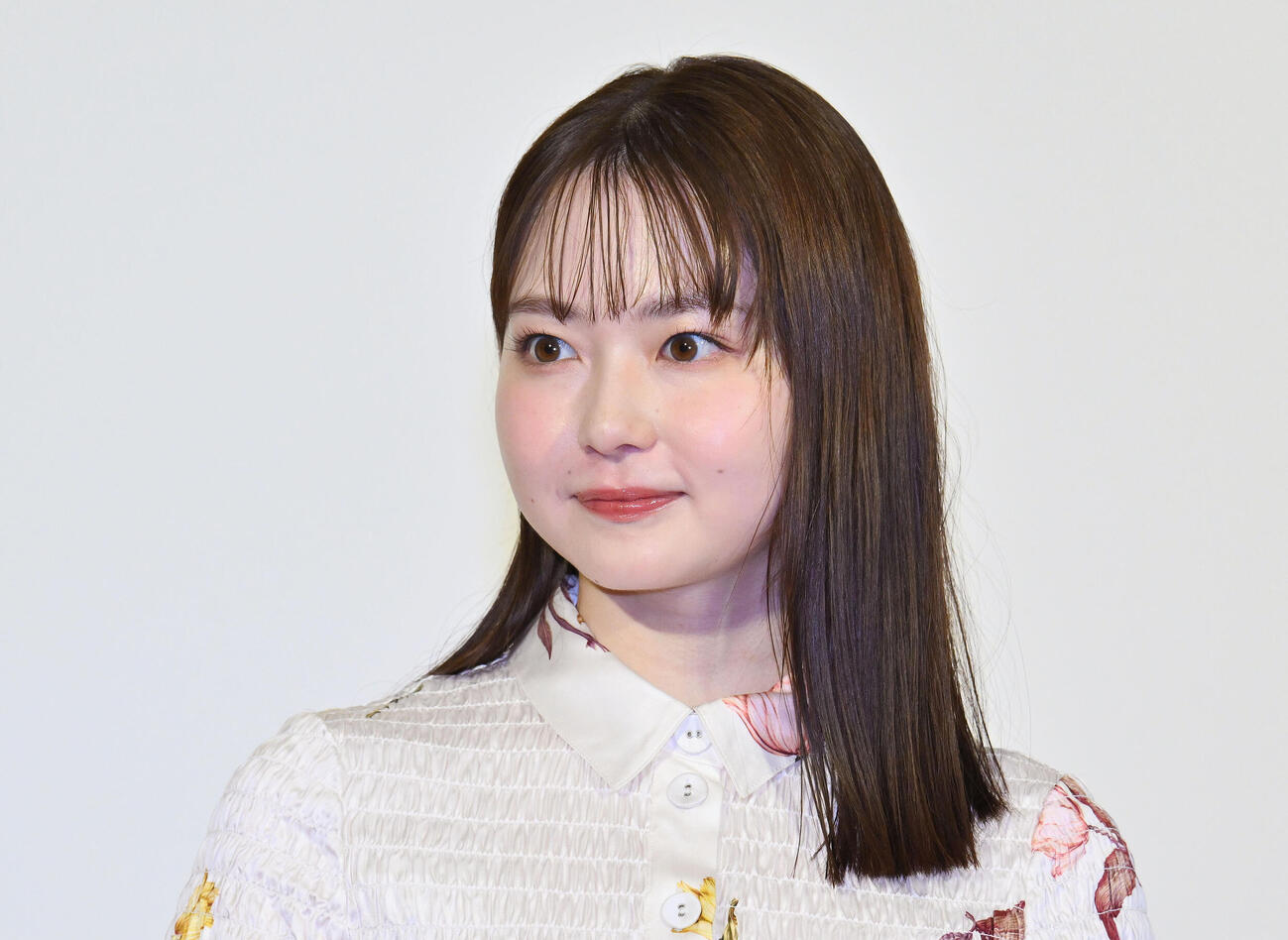 ドラマ「リラの花咲くけものみち2」取材会で記念撮影する山田杏奈（撮影・滝沢徹郎）