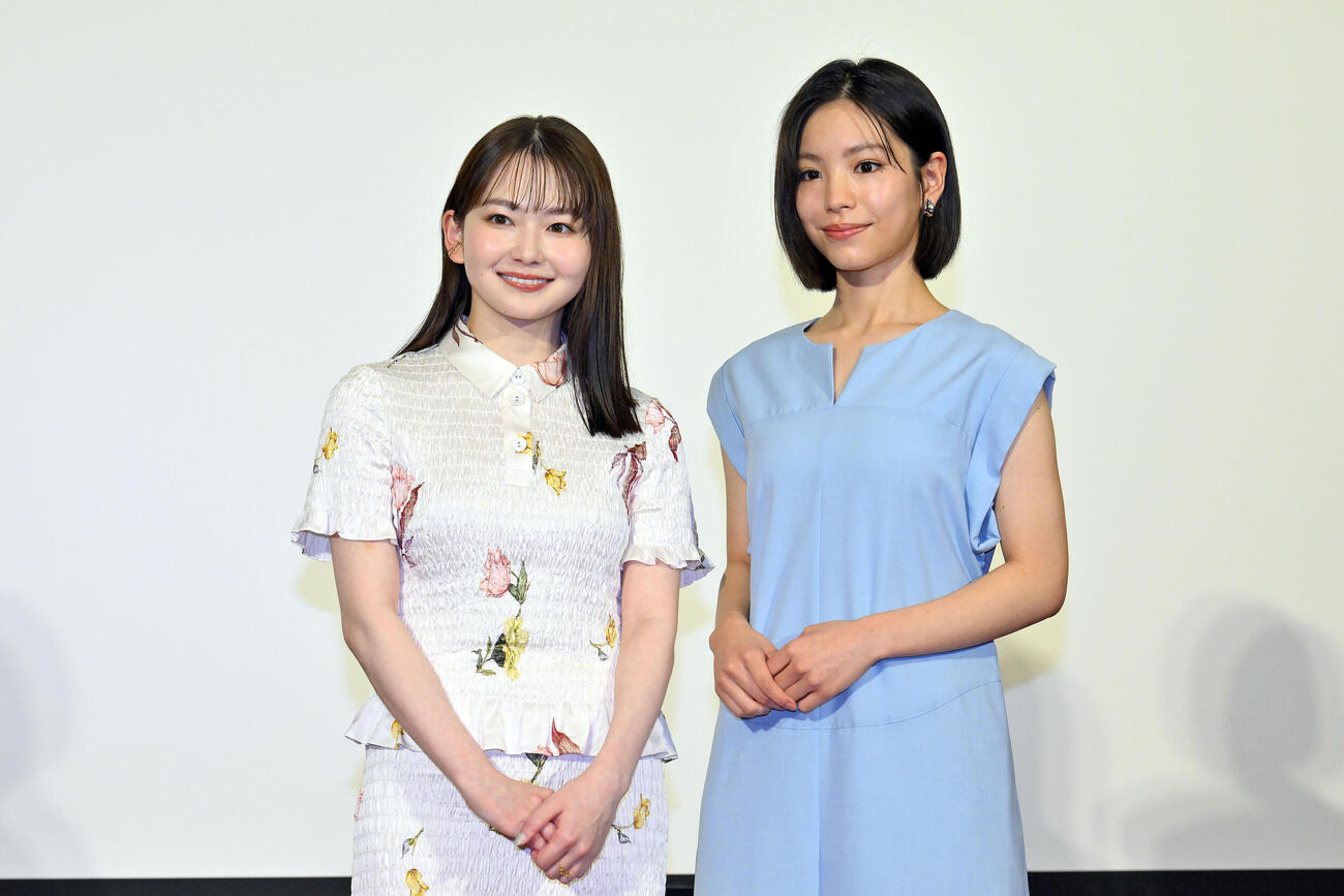 ドラマ「リラの花咲くけものみち2」取材会で記念撮影する山田杏奈（左）と當真あみ（撮影・滝沢徹郎）