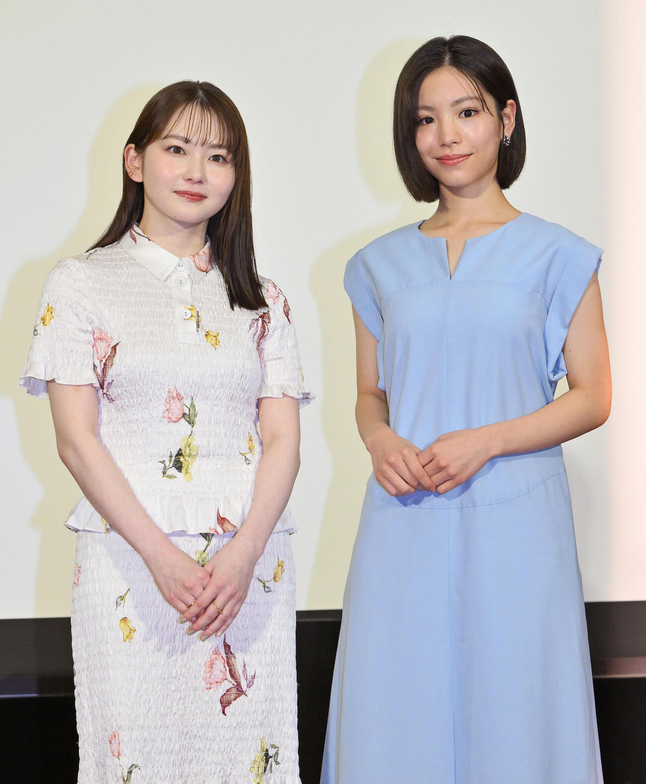 ドラマ「リラの花咲くけものみち2」取材会で記念撮影する山田杏奈（左）と當真あみ（撮影・滝沢徹郎）