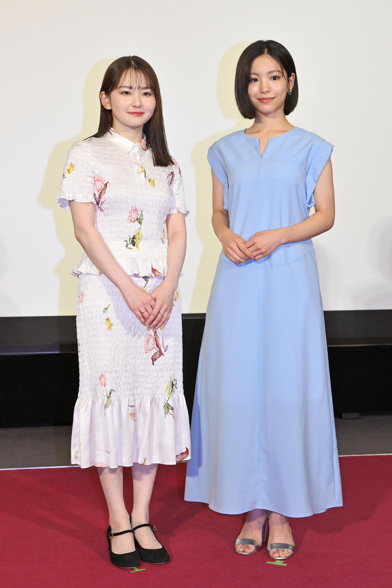 ドラマ「リラの花咲くけものみち2」取材会で記念撮影する山田杏奈（左）と當真あみ（撮影・滝沢徹郎）