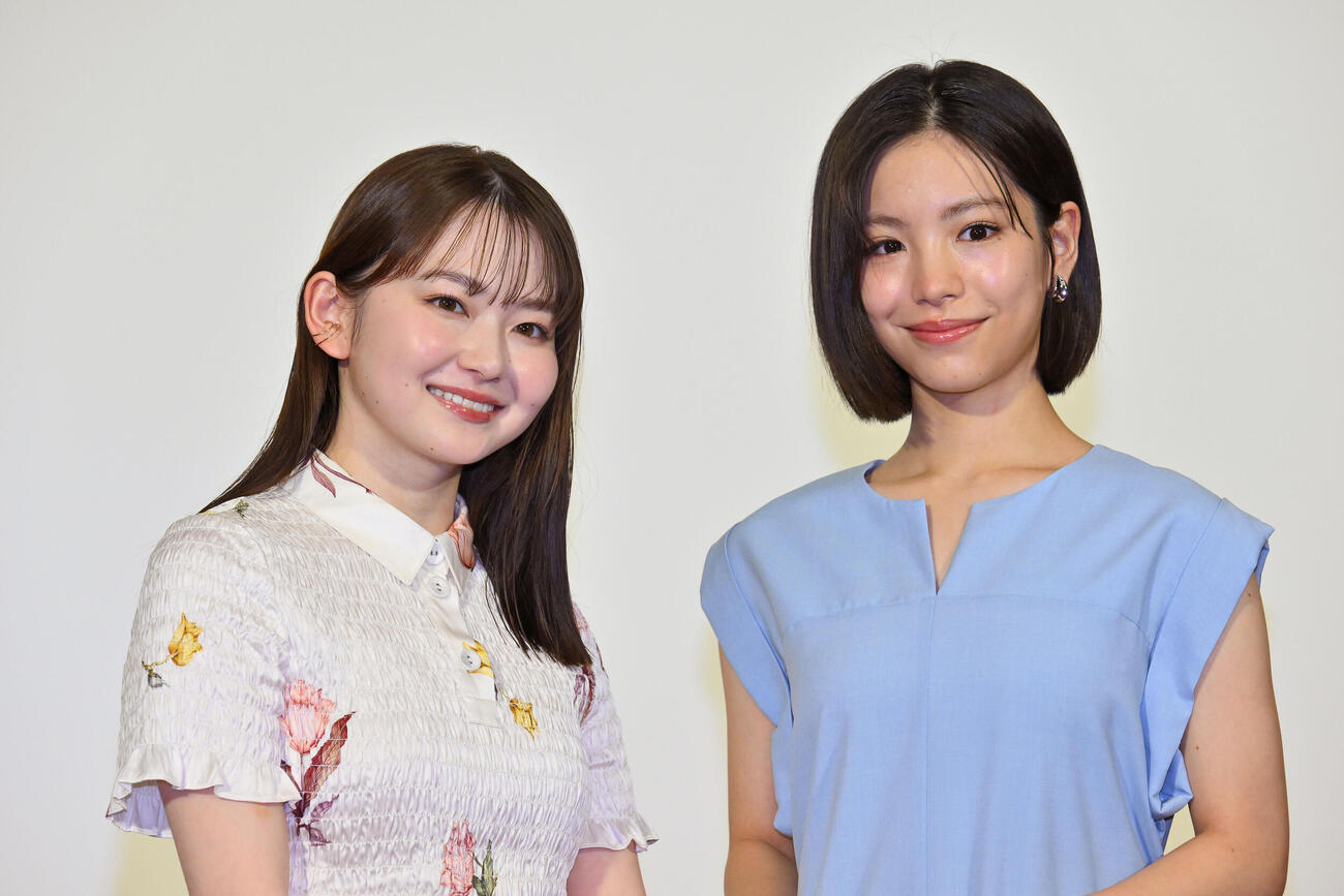 ドラマ「リラの花咲くけものみち2」取材会で記念撮影する山田杏奈（左）と當真あみ（撮影・滝沢徹郎）
