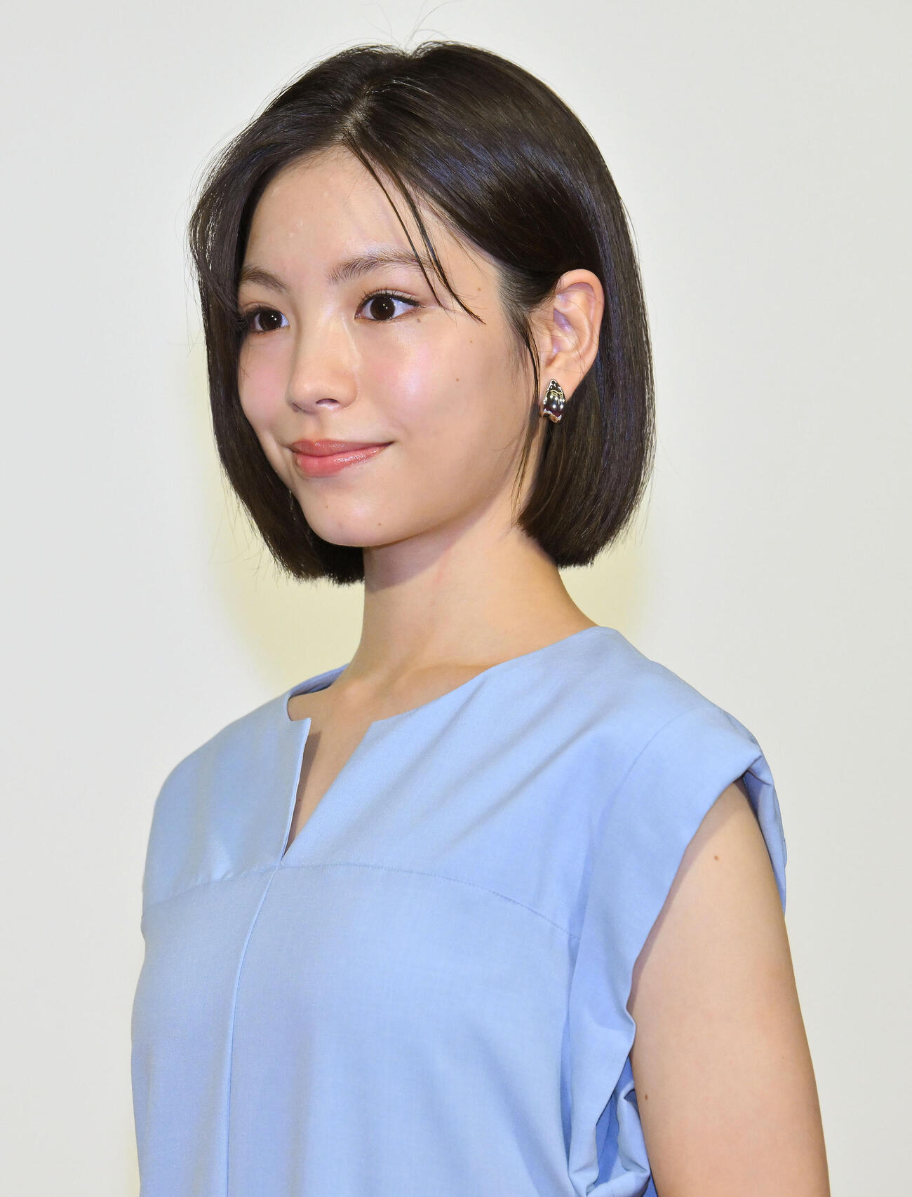 ドラマ「リラの花咲くけものみち2」取材会で記念撮影する當真あみ（撮影・滝沢徹郎）