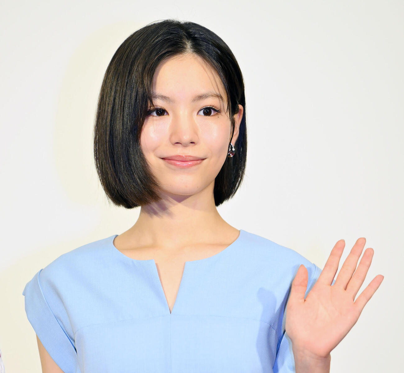 ドラマ「リラの花咲くけものみち2」取材会で記念撮影する當真あみ（撮影・滝沢徹郎）