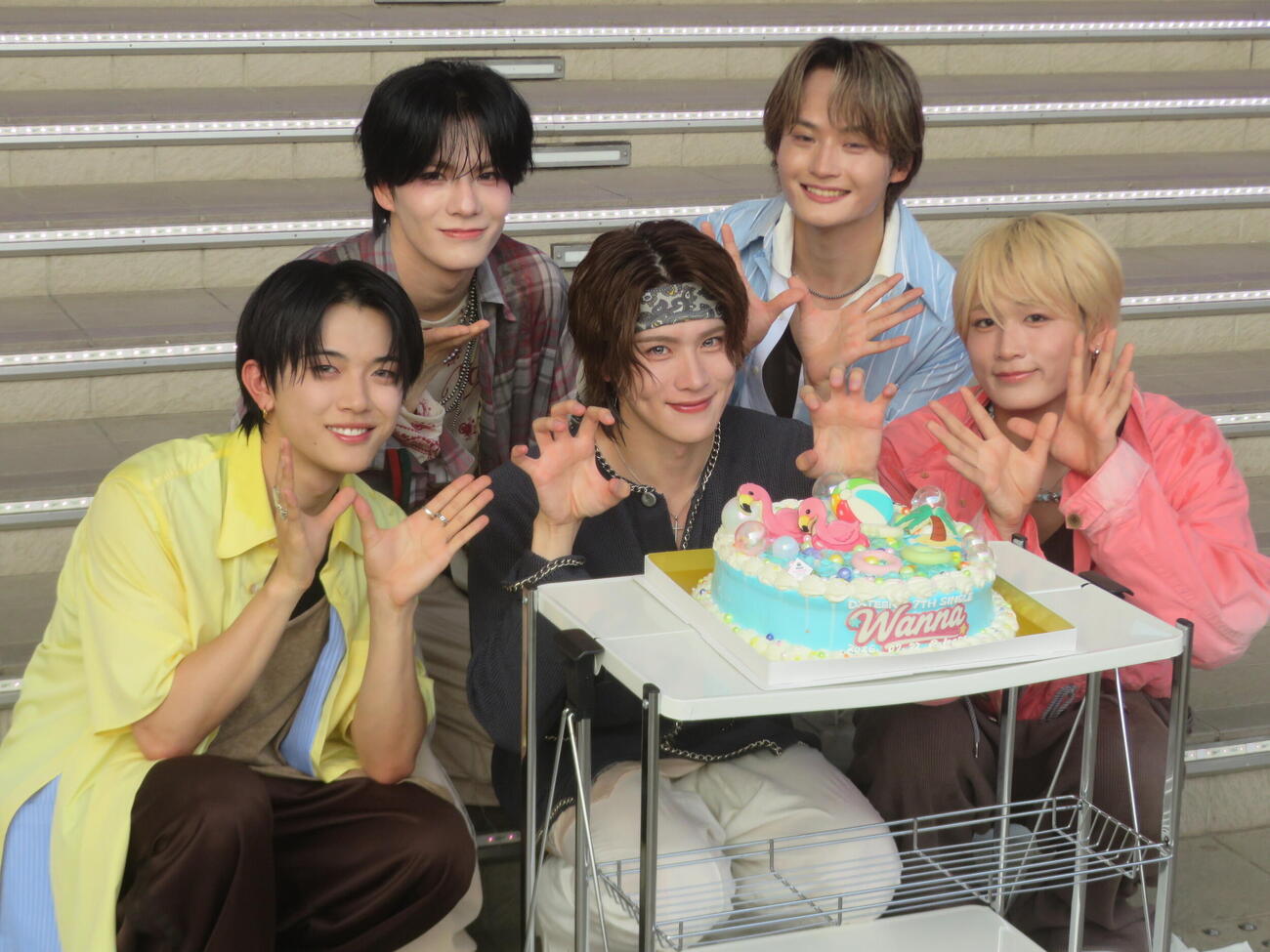 7枚目シングル「Wanna」発売記念イベントでケーキを囲むDXTEEN。左から平本健、谷口太一、大久保波留、寺本香信、田中笑太郎（撮影・川田和博）