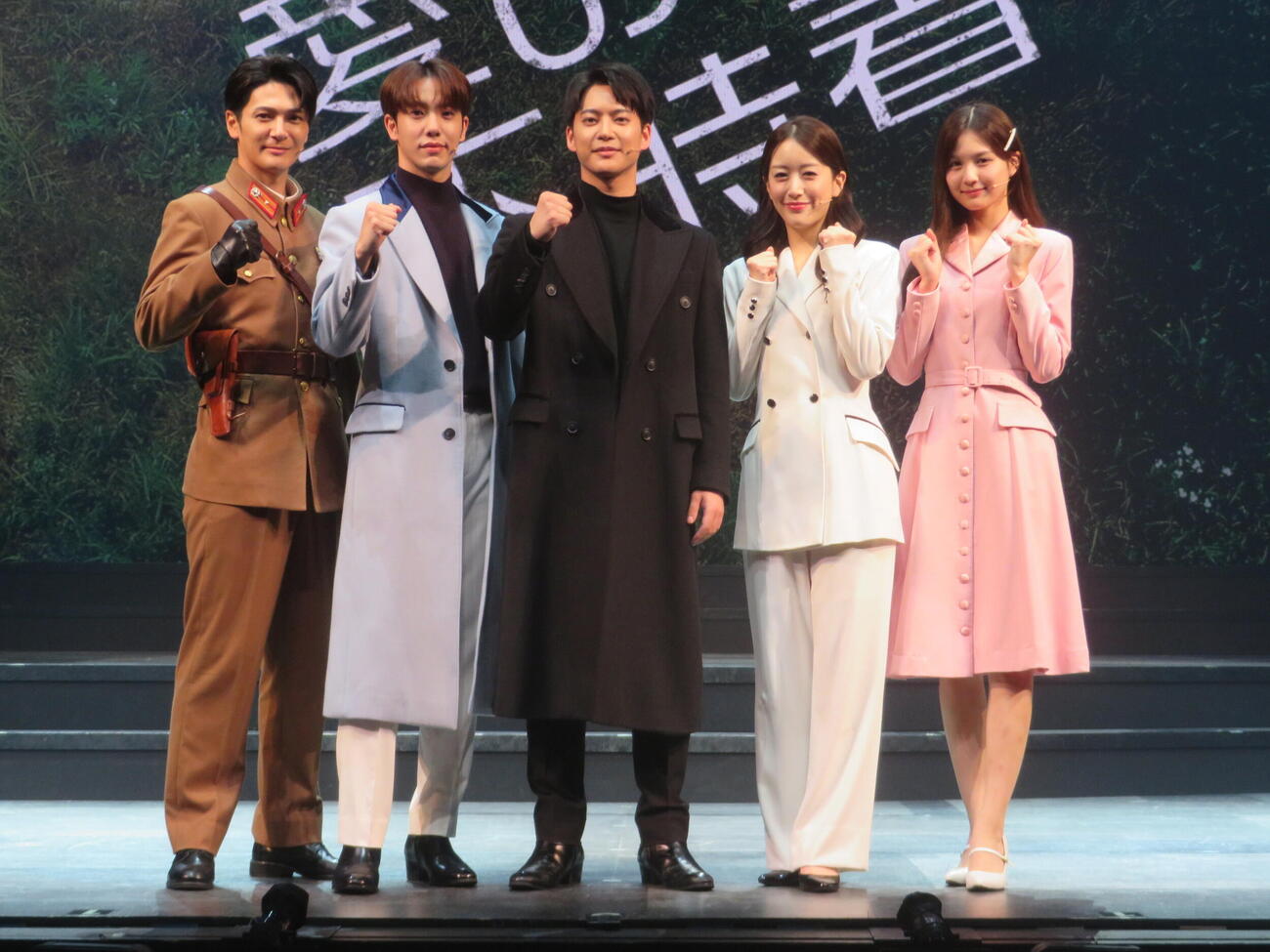 7月14日、ミュージカル「愛の不時着」開幕会見に出席した、左から上田堪大、KAZUTA、三山凌輝、花乃まりあ、中村麗乃（撮影・川田和博）
