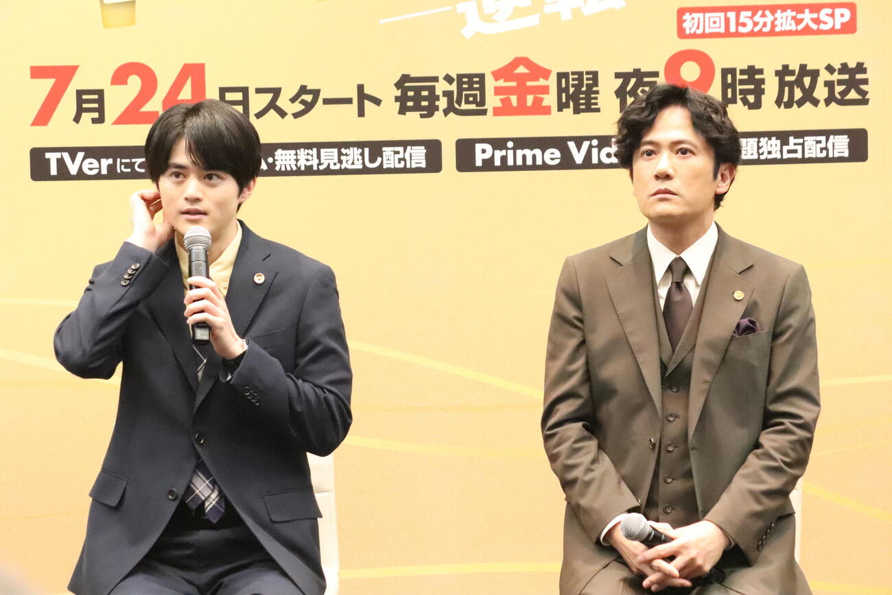 テレビ東京系7月期ドラマ「リーガルビート－逆転の法廷－」（金曜午後9時）記者会見に出席した鈴鹿央士（左）と稲垣吾郎