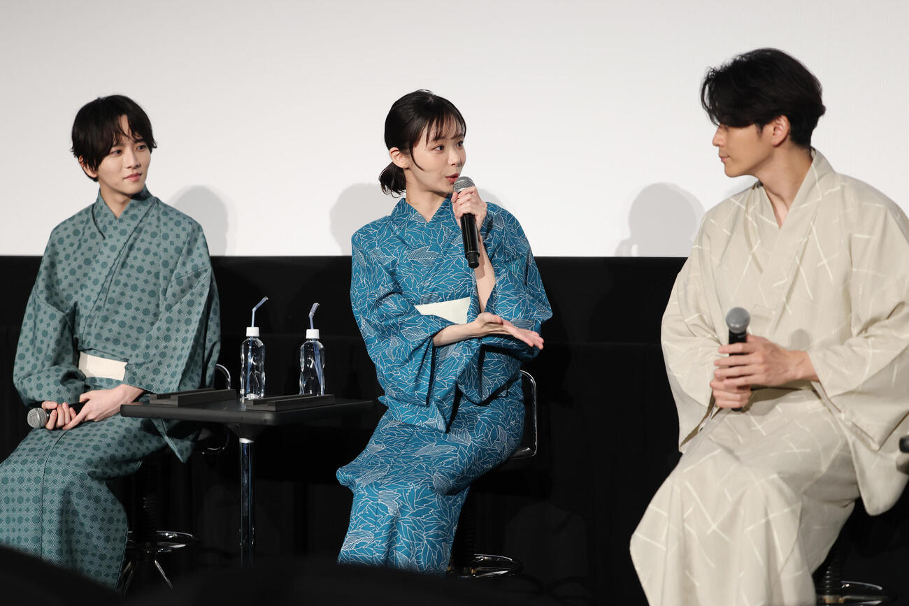 イベントに登壇し話をする左から板垣李光人、趣里、眞栄田郷敦（撮影・増田悦実）