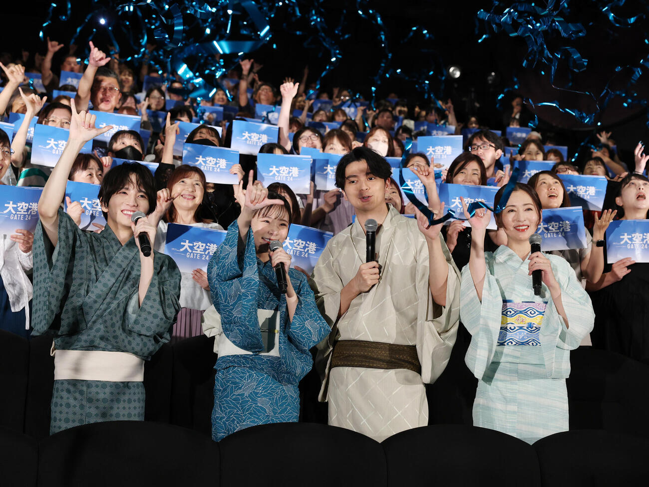 イベントに登壇しハンドサインをする左から板垣李光人、趣里、眞栄田郷敦、松雪泰子（撮影・増田悦実）
