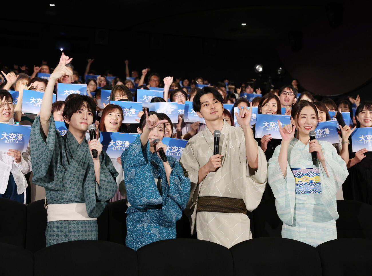 イベントに登壇しハンドサインをする左から板垣李光人、趣里、眞栄田郷敦、松雪泰子（撮影・増田悦実）