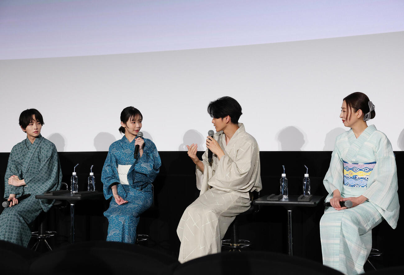 イベントに登壇し話をする左から板垣李光人、趣里、眞栄田郷敦、松雪泰子（撮影・増田悦実）