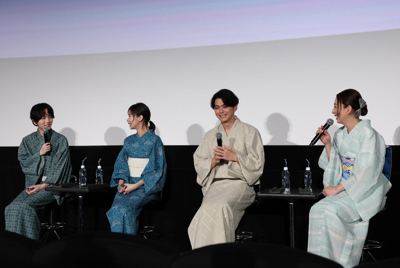 イベントに登壇し笑顔で話をする左から板垣李光人、趣里、眞栄田郷敦、松雪泰子（撮影・増田悦実）