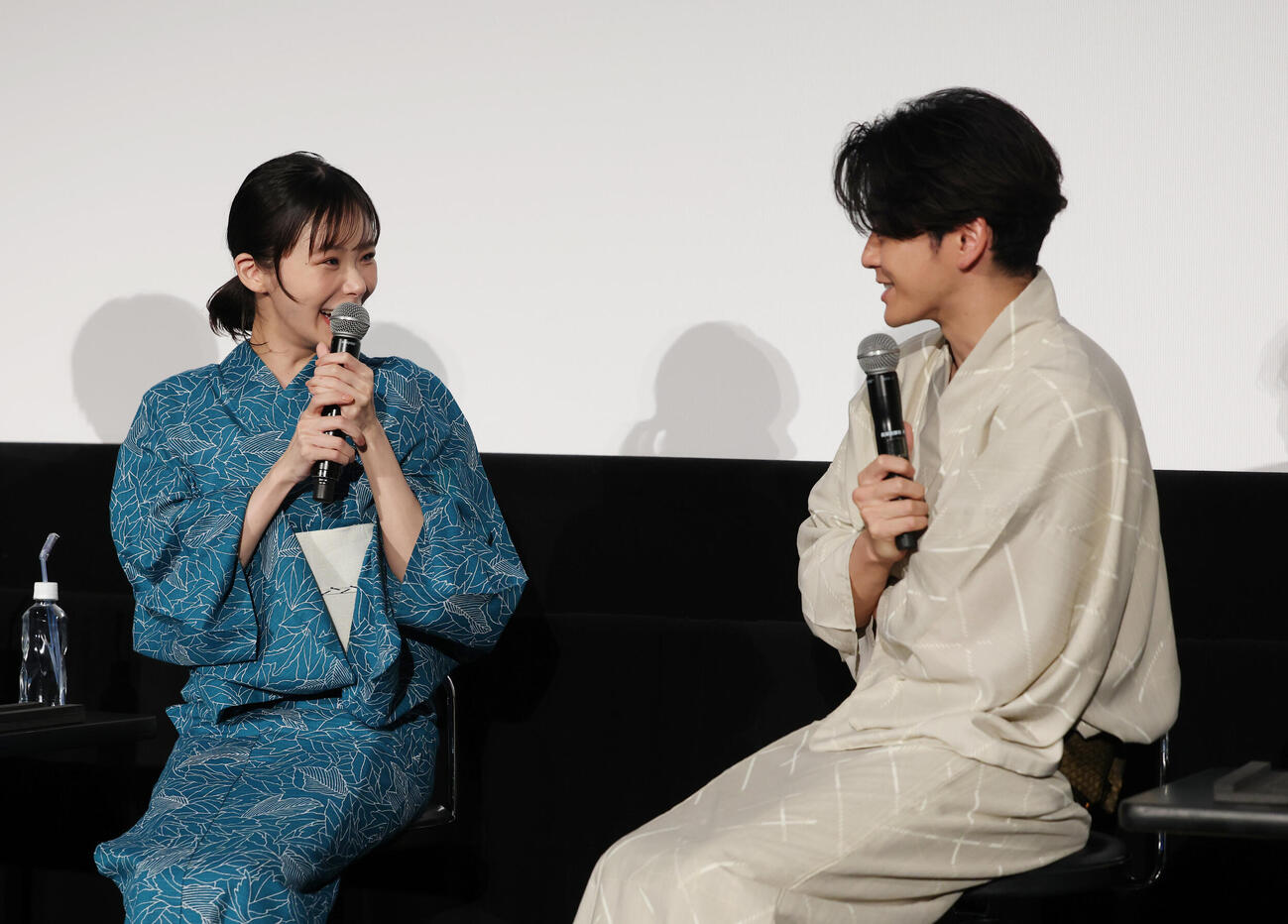 イベントに登壇し話をする趣里（左）と眞栄田郷敦（撮影・増田悦実）