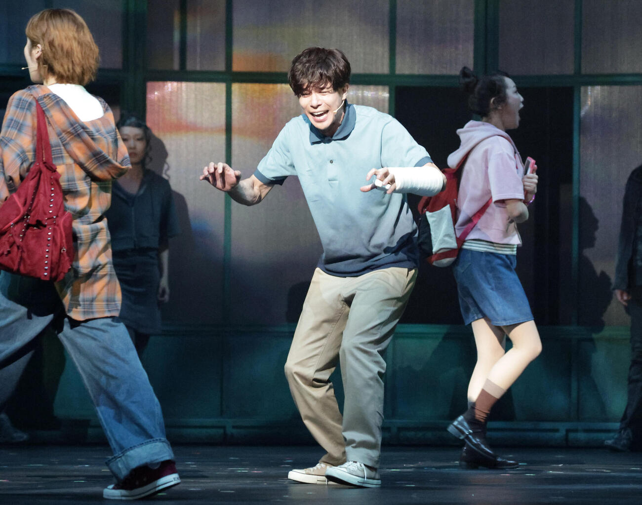 ミュージカル「ディア・エヴァン・ハンセン」で主人公を演じる柿澤勇人（中央）（撮影・中島郁夫）