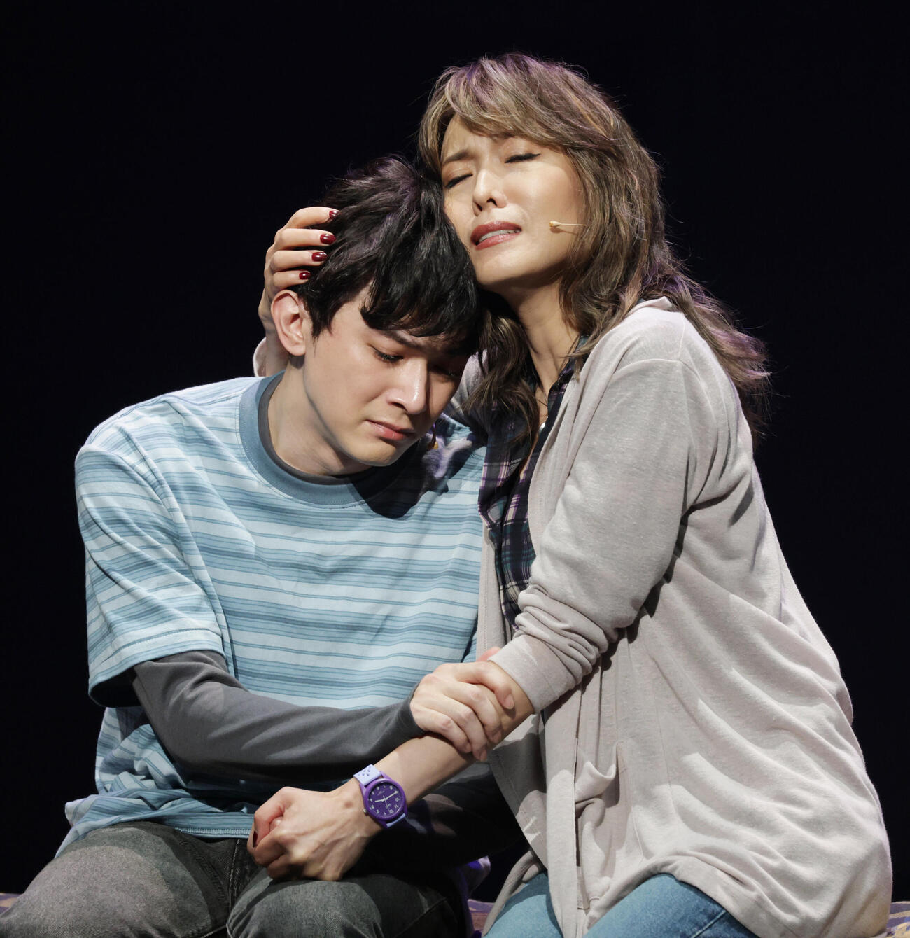 ミュージカル「ディア・エヴァン・ハンセン」で主人公を演じる吉沢亮。右は安蘭けい（撮影・中島郁夫）