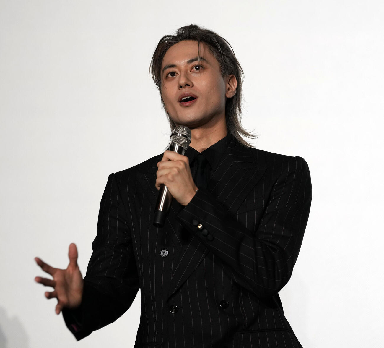 Huluオリジナル「八神瑛子－上野中央署組織犯罪対策課－」配信前夜祭に登壇するAえ！groupの小島健（撮影・小島史椰）