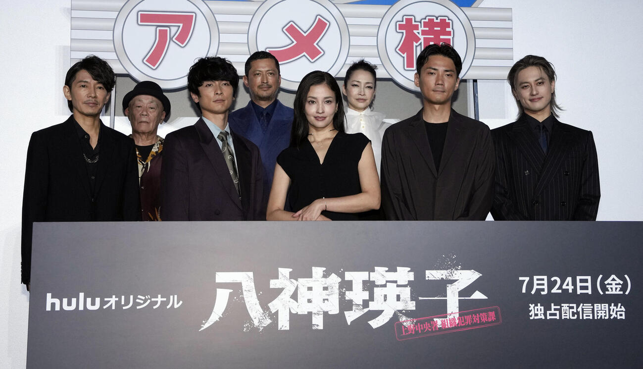 フォトセッションに臨む、前列左から藤木直人、高良健吾、黒木メイサ、毎熊克哉、Aえ！groupの小島健、後列左から廣木隆一監督、池内博之、りょう　（撮影・小島史椰）