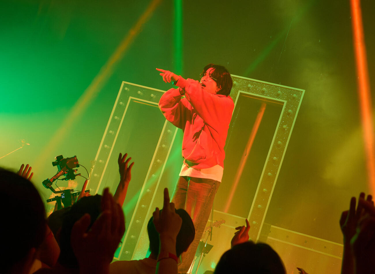 「AKASAKI LIVE 2026 last YOUNG」で歌唱するAKASAKI（TOMOKAZU TAZAWA撮影）