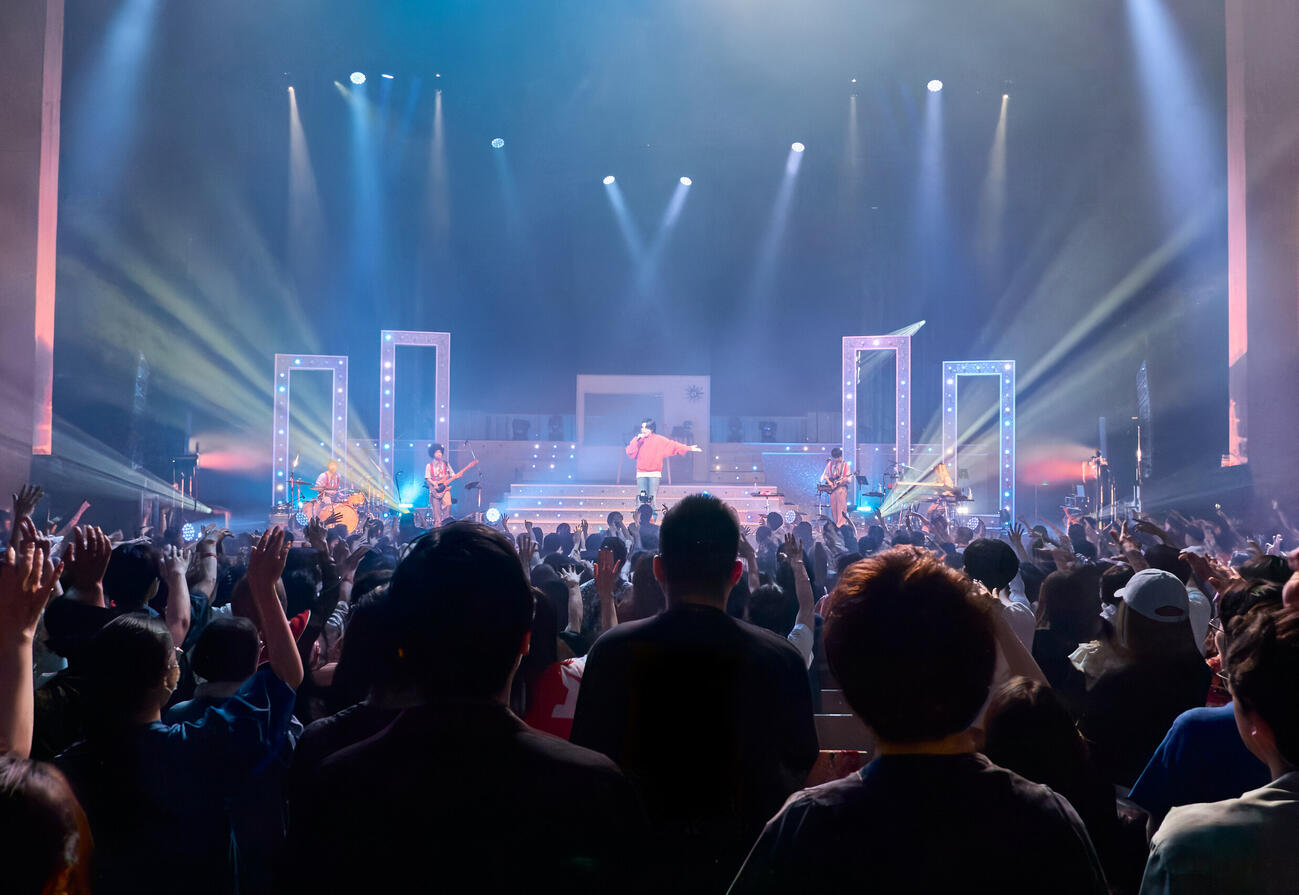 「AKASAKI LIVE 2026 last YOUNG」で歌唱するAKASAKI（TOMOKAZU TAZAWA撮影）