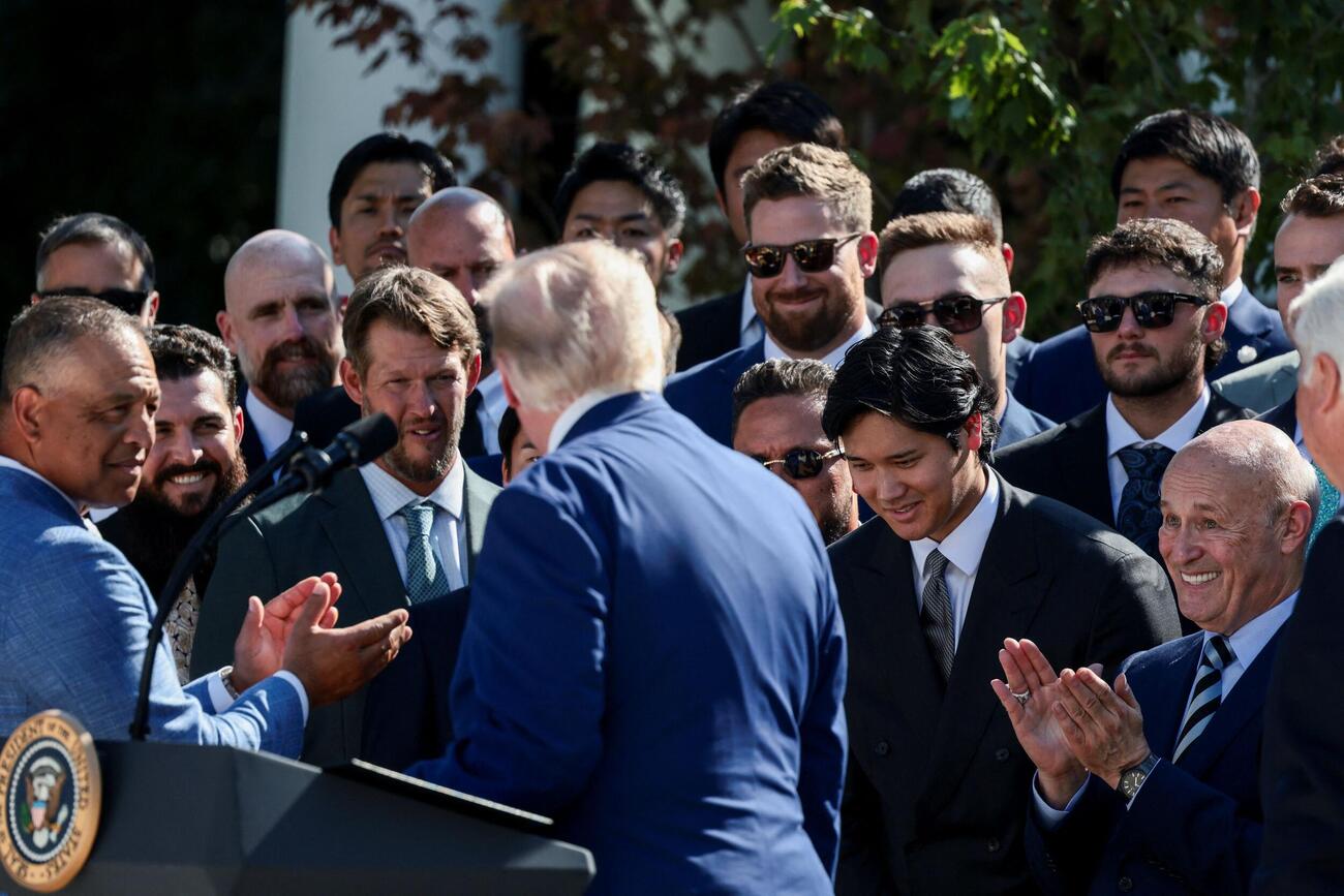 ホワイトハウスのローズガーデンで開かれたレセプションでトランプ米大統領におじぎをするドジャース大谷翔平（中央右、ロイター）