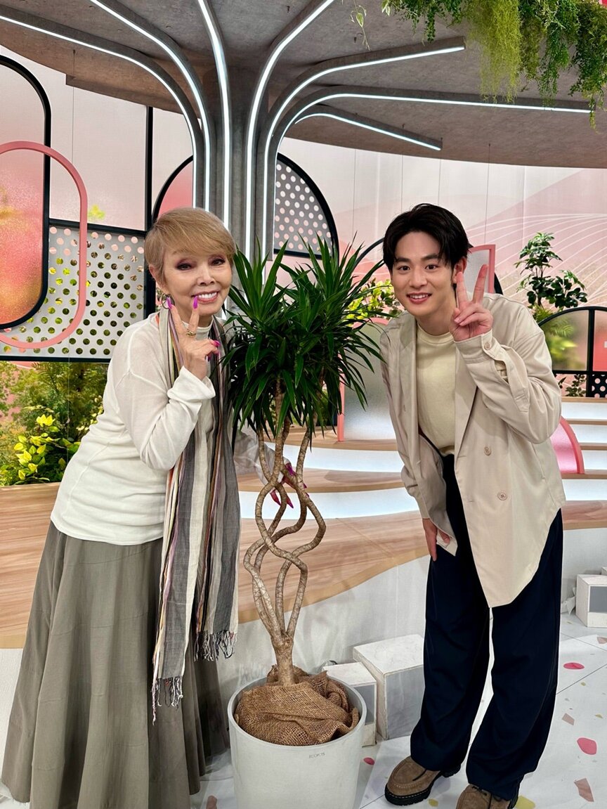 小林虎之介（右）との2ショット（研ナオコ公式ブログから）