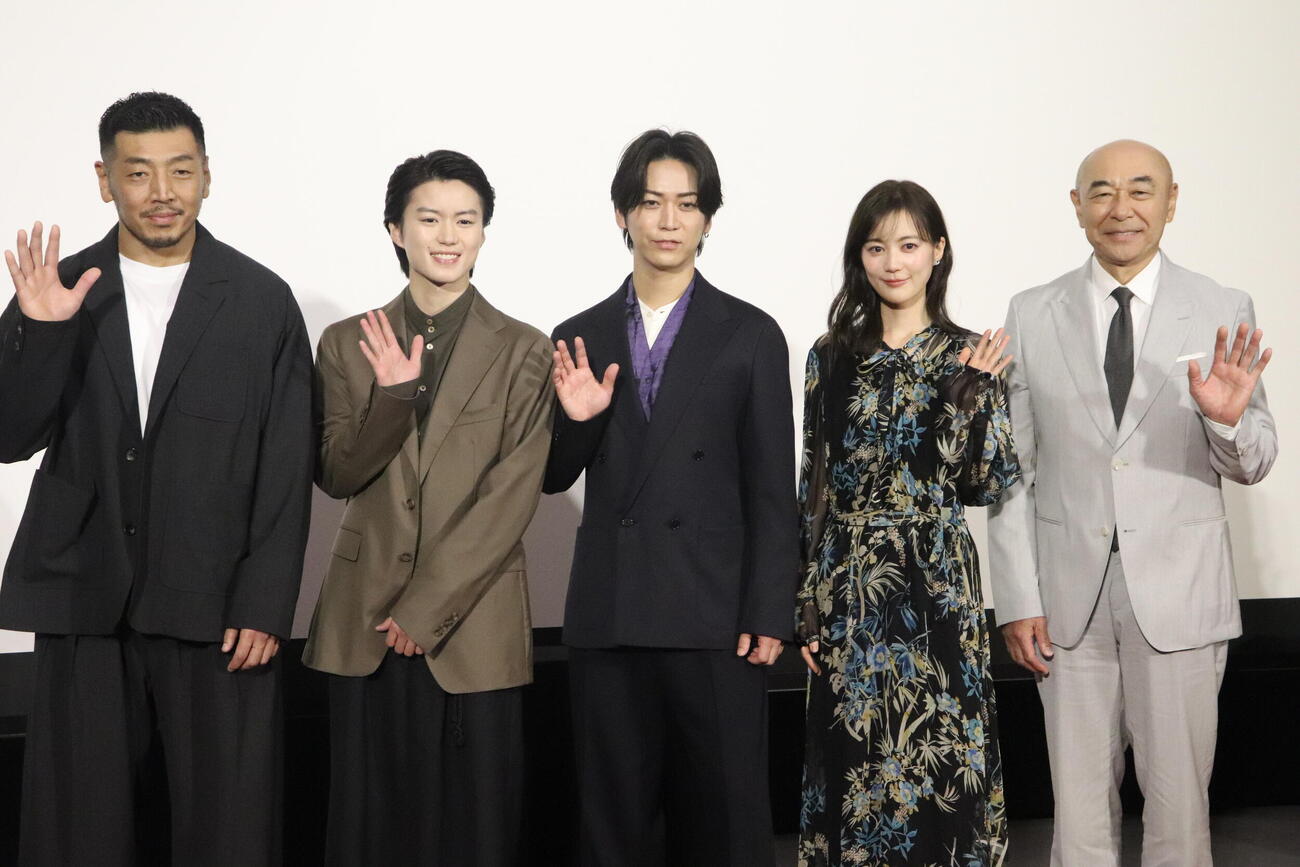 NHKスペシャル時代劇「銭形平次」取材会に出席した、左から後藤剛範、奥智哉、亀梨和也、生田絵梨花、高橋克実