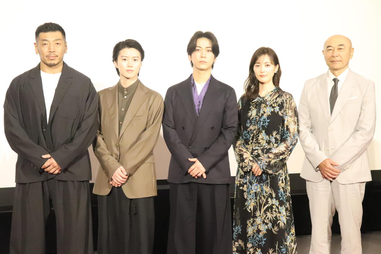 NHKスペシャル時代劇「銭形平次」取材会に出席した、左から後藤剛範、奥智哉、亀梨和也、生田絵梨花、高橋克実