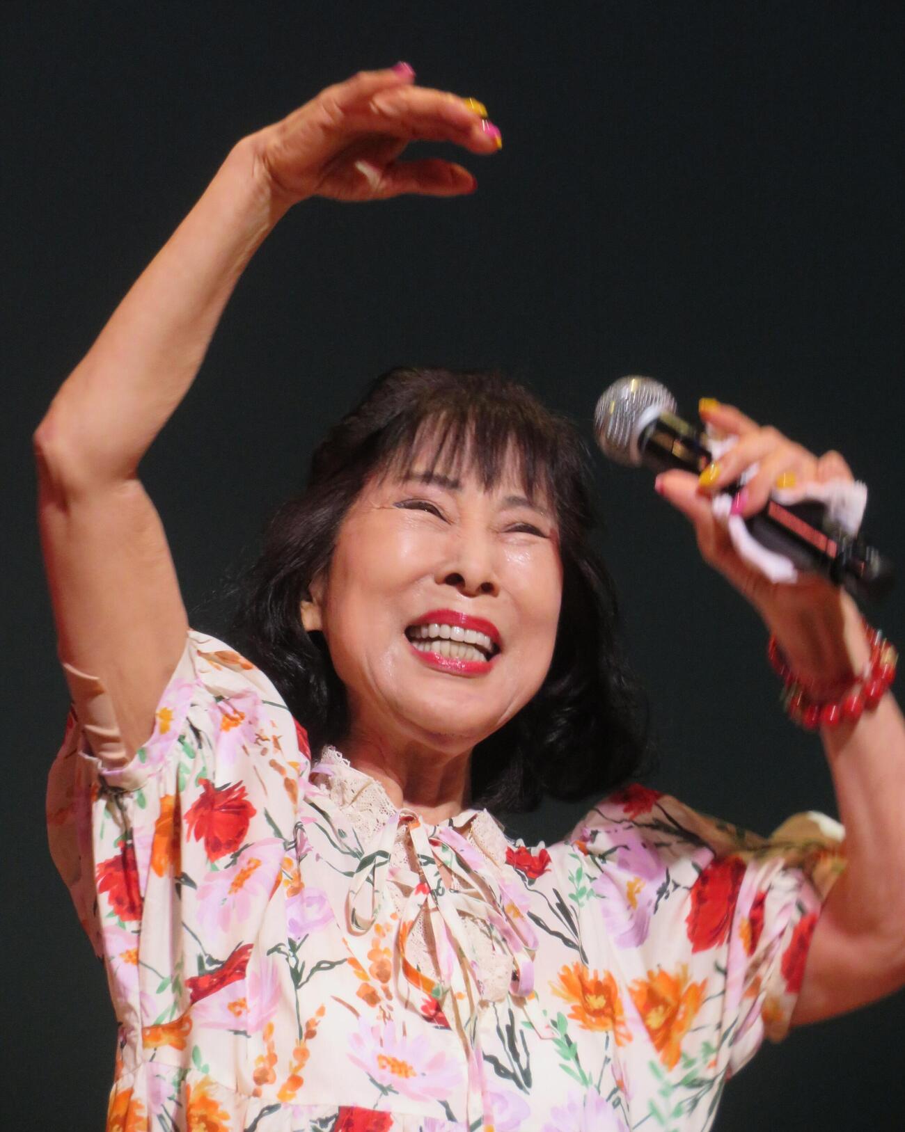 熱唱する原田悠里