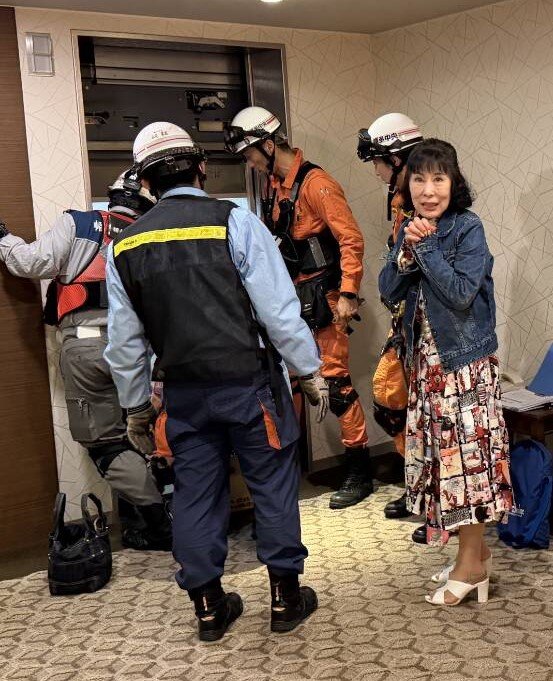 7月4日、閉じ込められたエレベーターから救出されたばかりの原田悠里