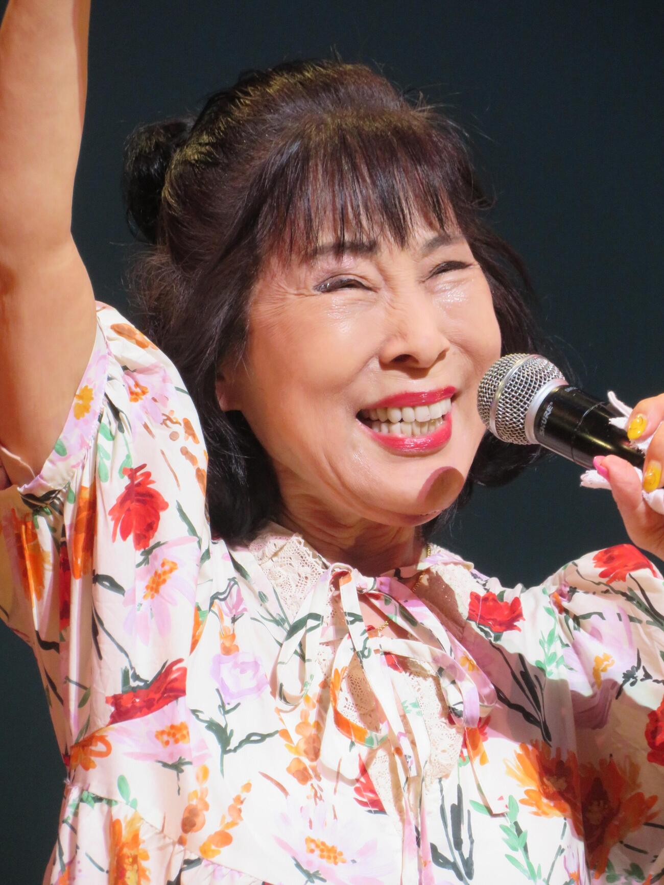 熱唱する原田悠里