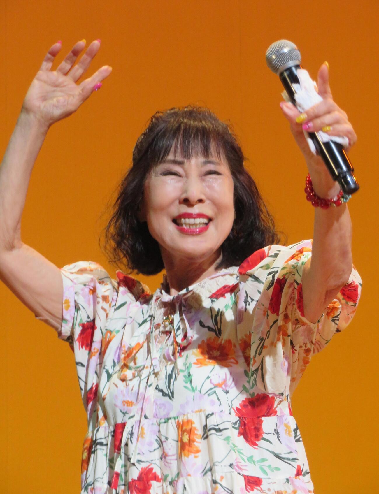 熱唱する原田悠里