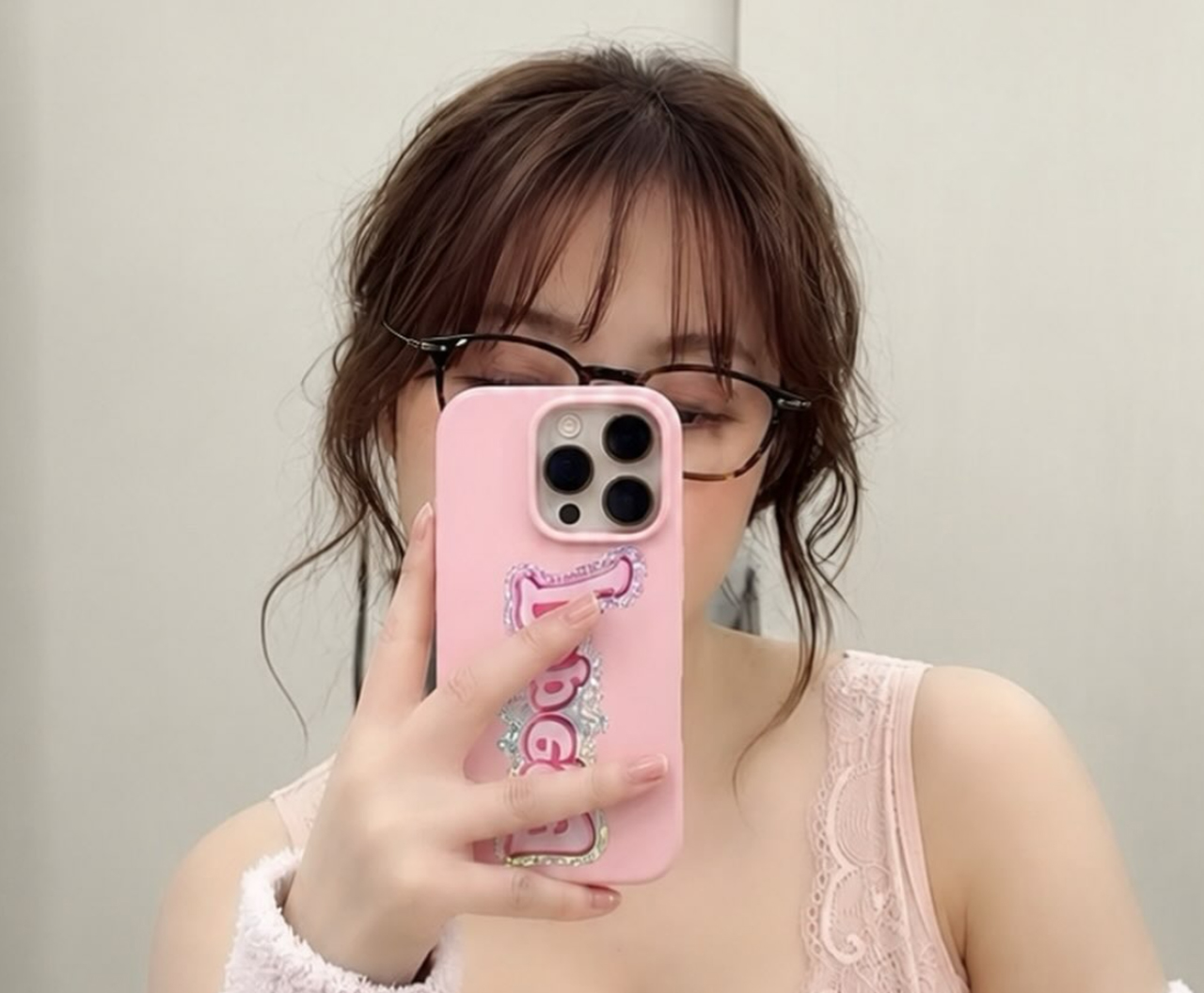 谷間強調ランジェリー姿を公開した鈴木奈々（鈴木奈々のインスタグラムから）