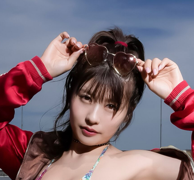 ひもビキニ姿を披露したちとせよしの（ちとせよしののインスタグラムから）