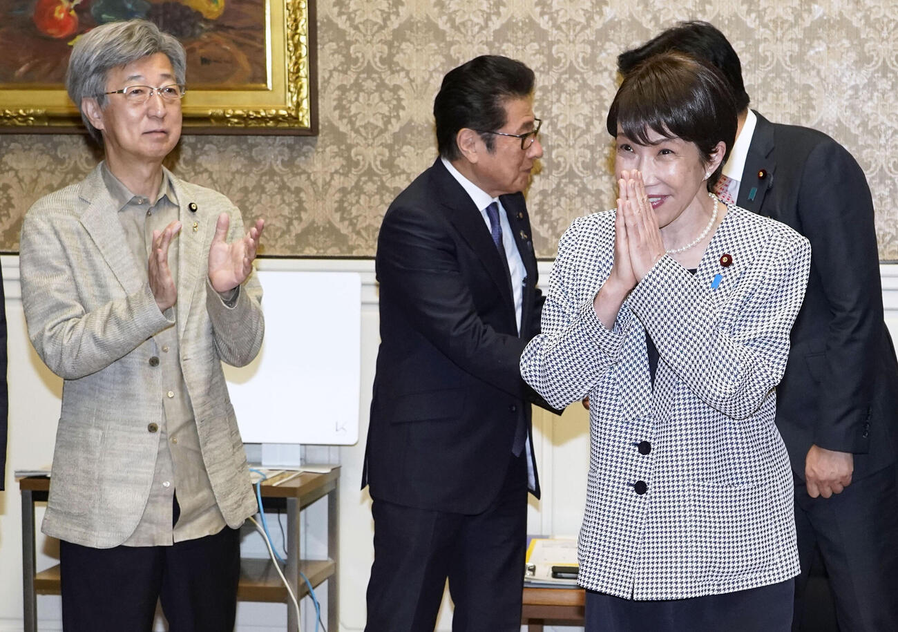 第221特別国会が事実上閉幕し、参院の自民党にあいさつに訪れた高市首相（右手前）＝25日未明、国会（共同）