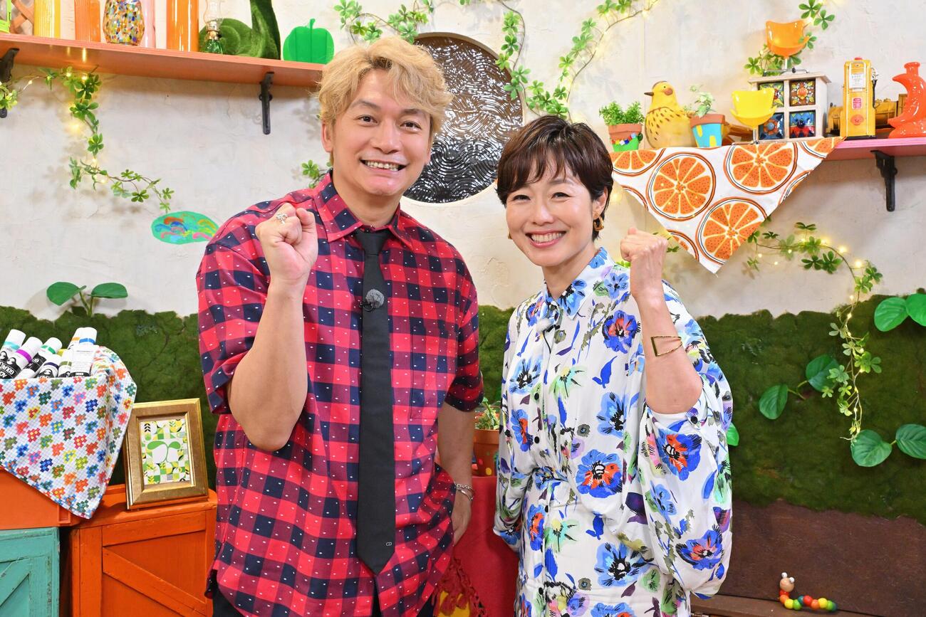読売テレビ「しんごの芽」で共演する香取慎吾（左）と有働由美子アナウンサー