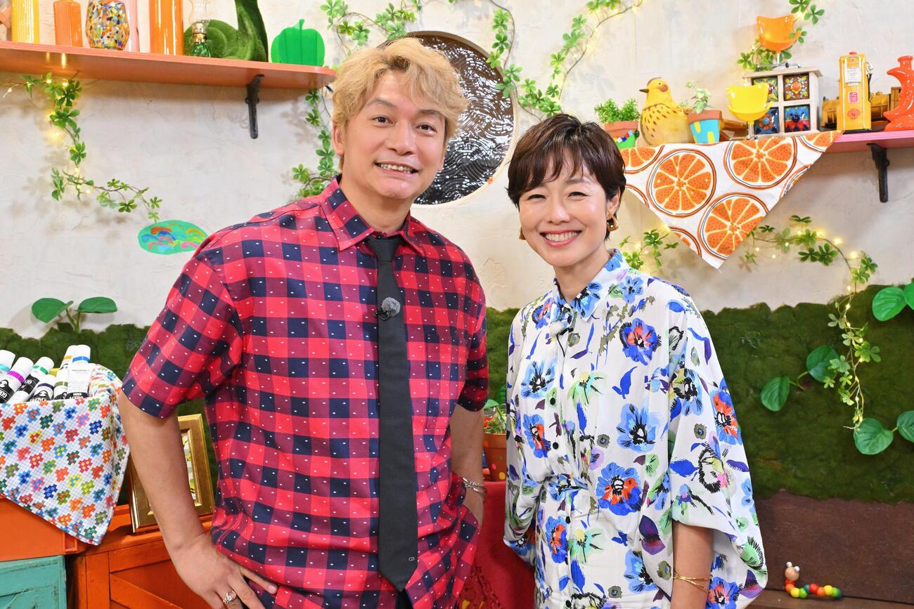 読売テレビ「しんごの芽」で共演する香取慎吾（左）と有働由美子アナウンサー