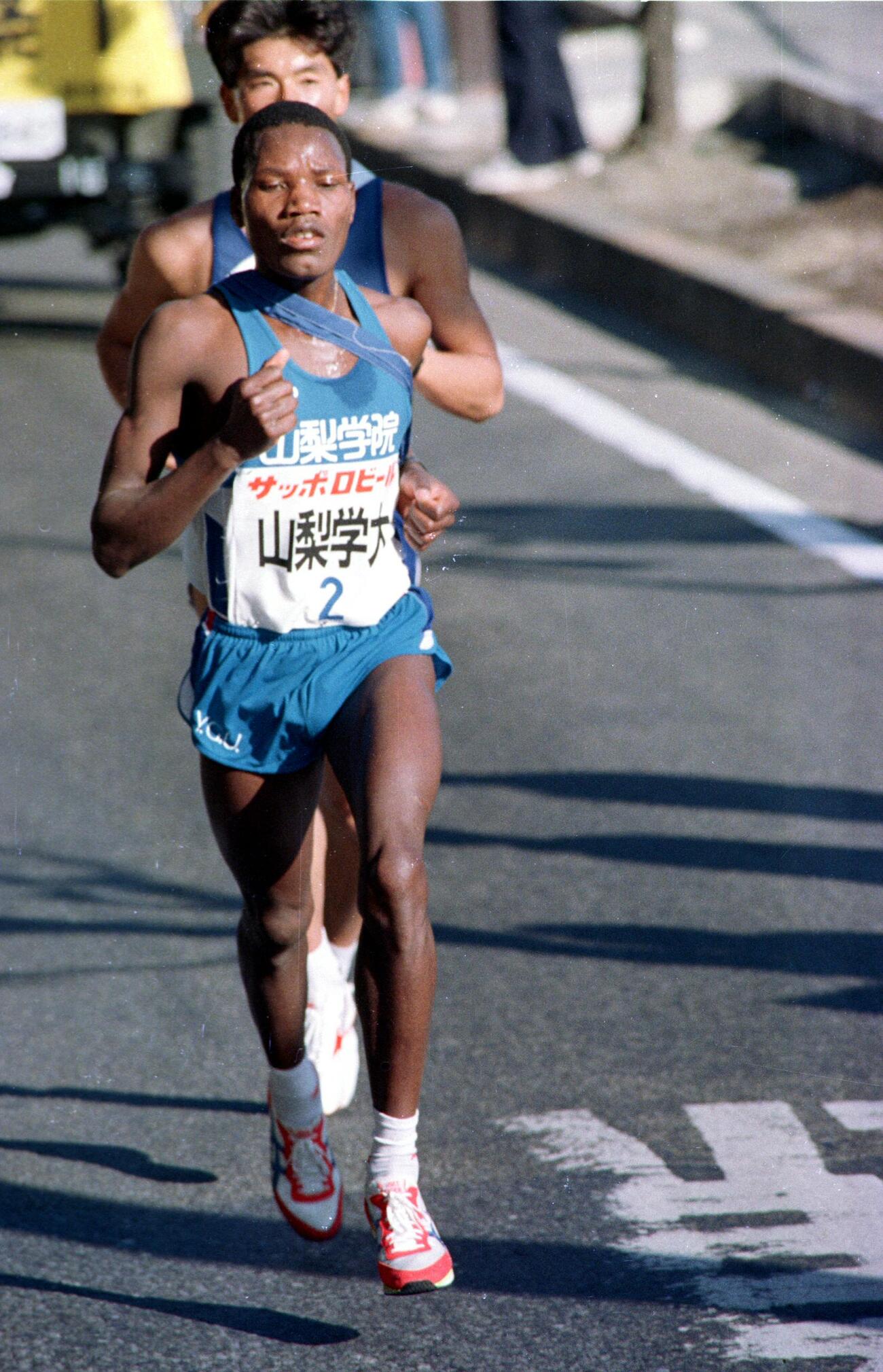 第６５回大会　２区で７人抜きの快走をした山梨学院大のジョセフ・オツオリ（１９８９年１月２日）