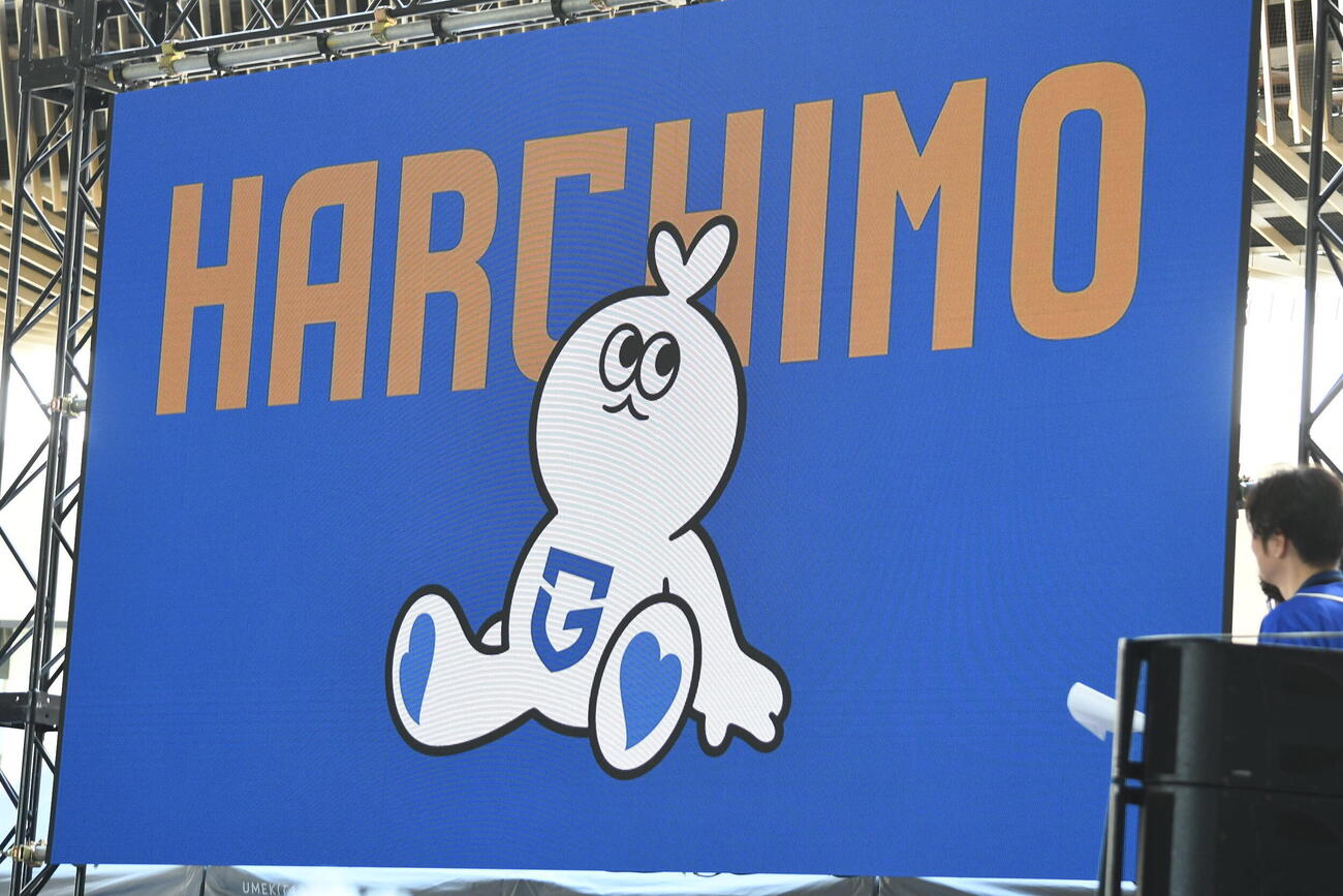「GAMBA OSAKA KICKOFF FES」に出演した、たくろうの赤木裕(左）ときむらバンド（撮影・阪口孝志）