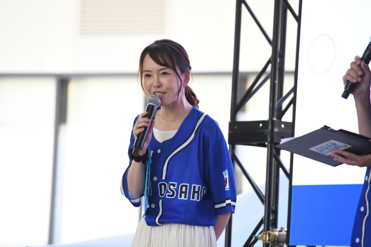 「GAMBA OSAKA KICKOFF FES」のMCを務めた内藤朝佳（撮影・阪口孝志）