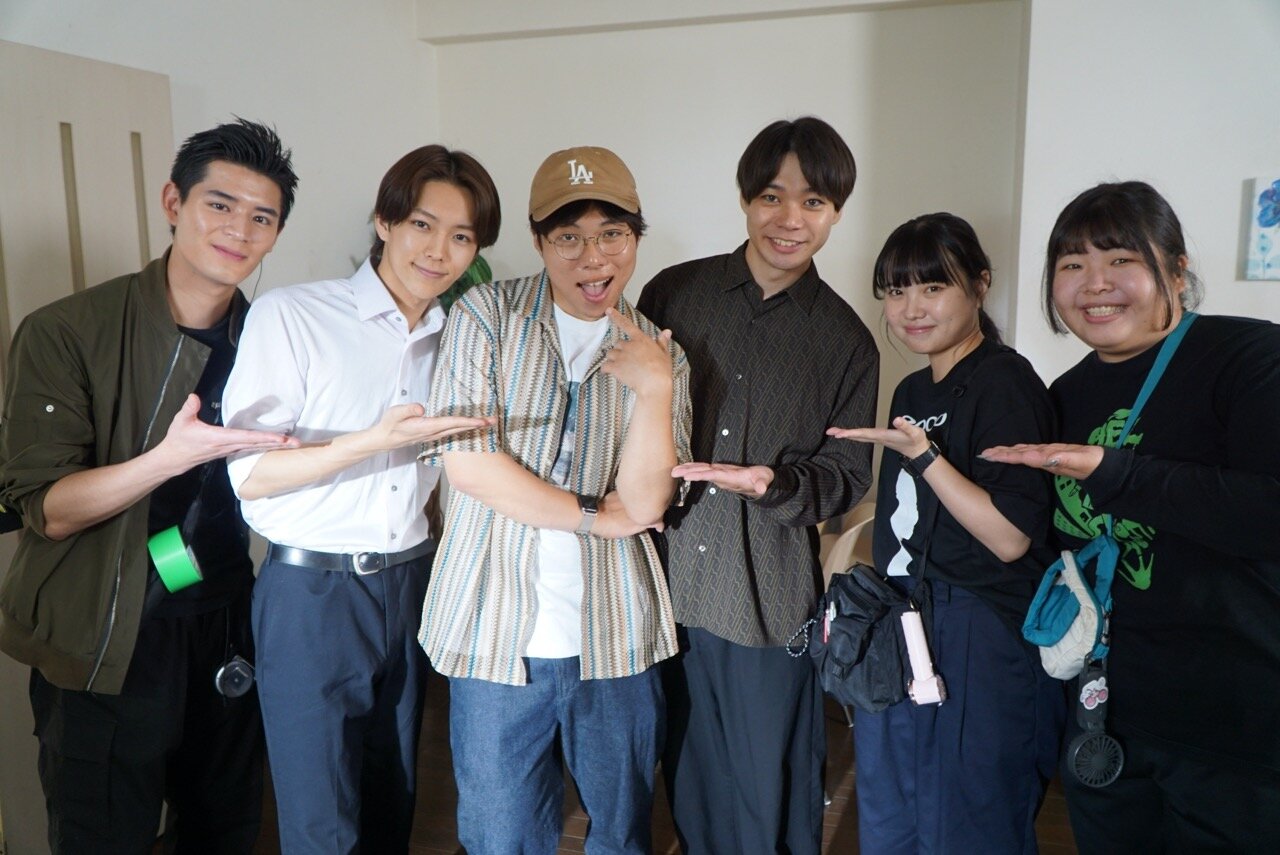 ショートドラマ「監督のSNS」に出演したライオンロック小林メイロ（左から3人目）と長峰悠也（同4人目）
