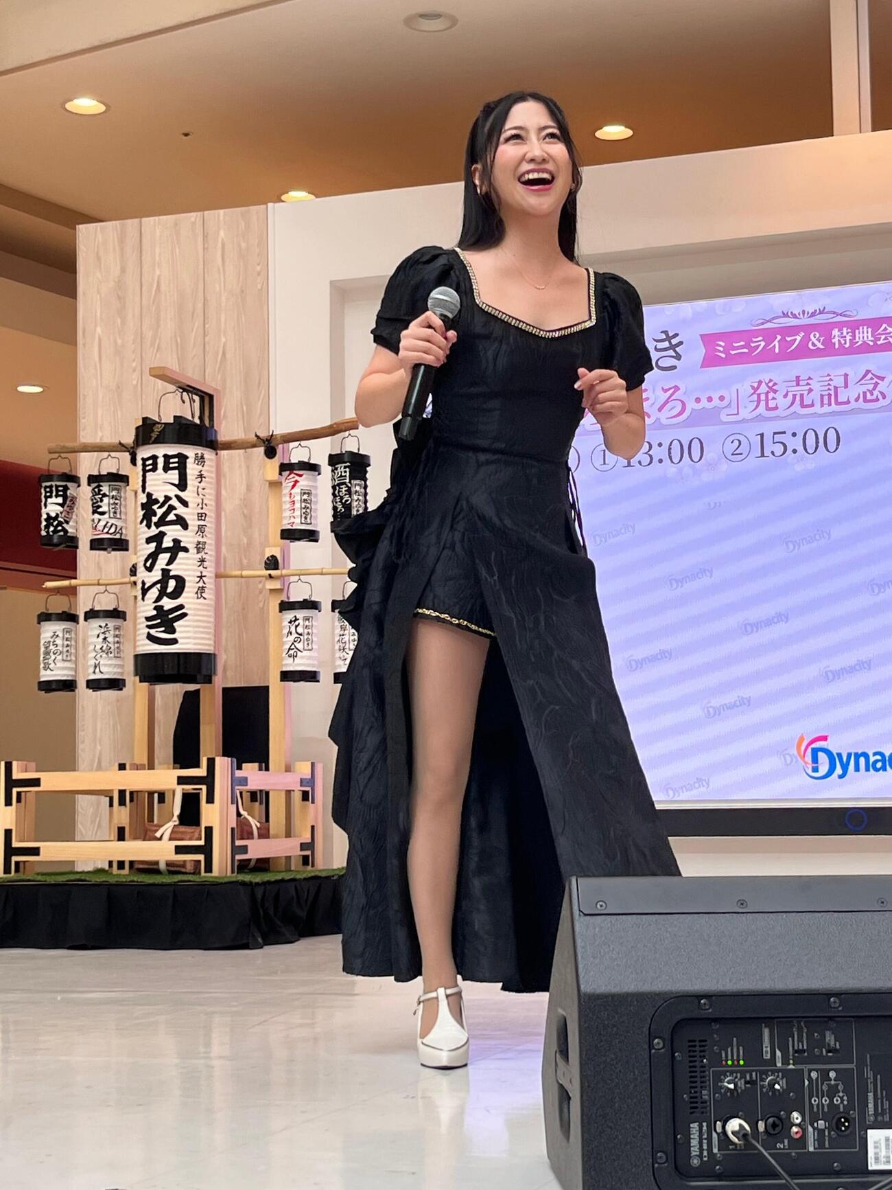 新曲「酒、ほろほろ…」発売記念ミニライブを開催した門松みゆき