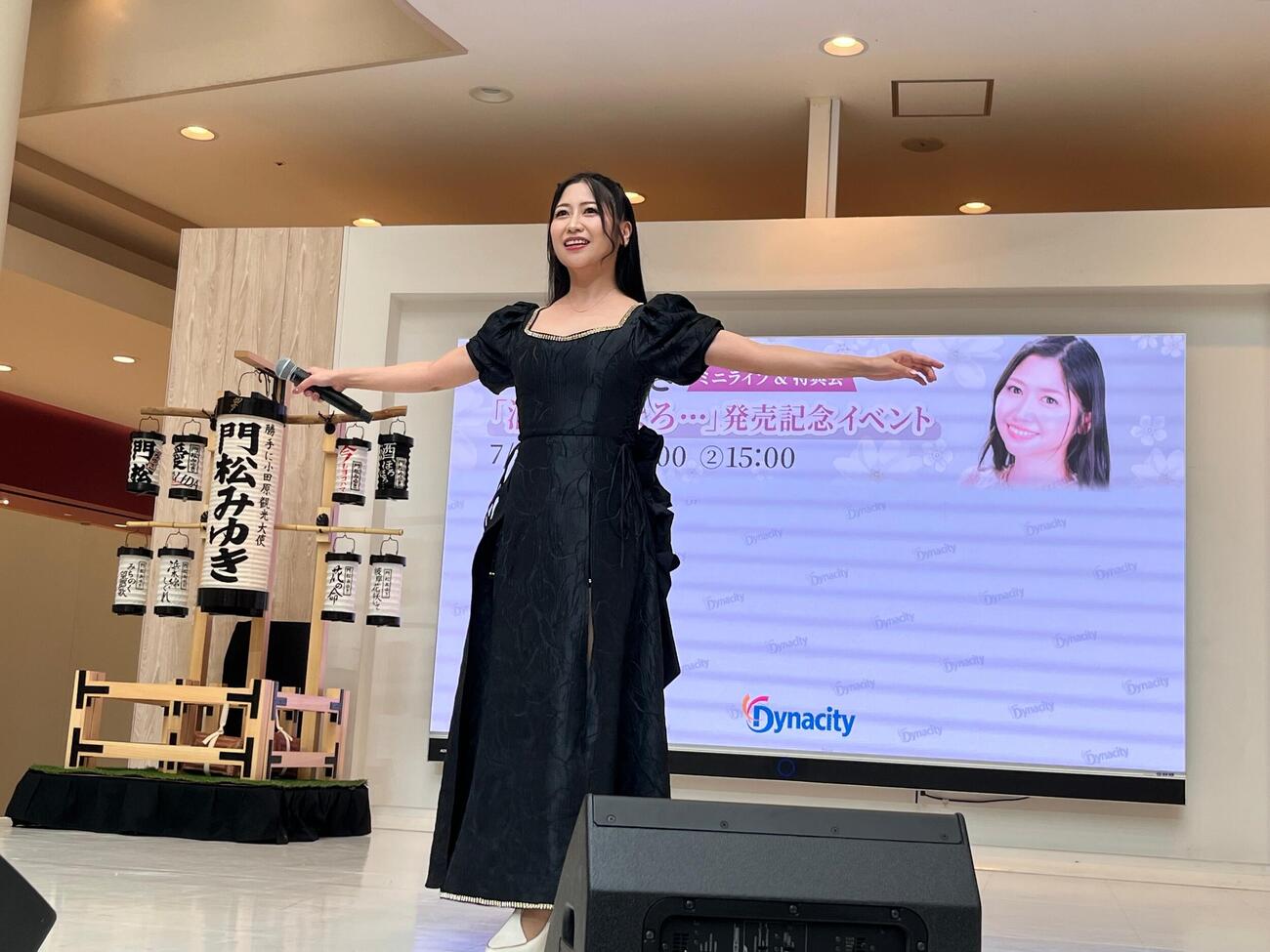 新曲「酒、ほろほろ…」発売記念ミニライブを開催した門松みゆき