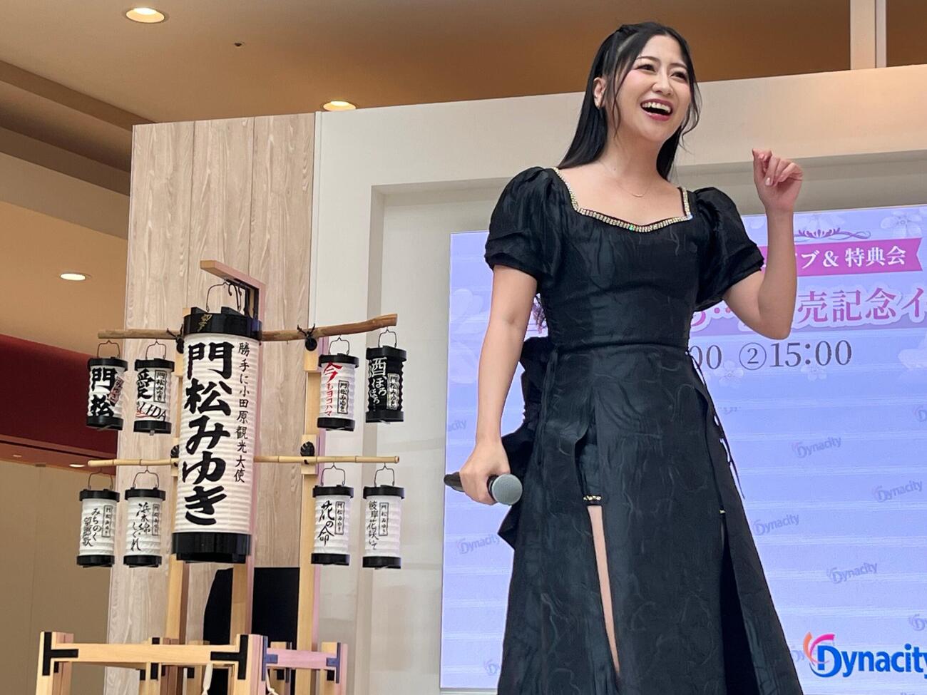 新曲「酒、ほろほろ…」発売記念ミニライブを開催した門松みゆき