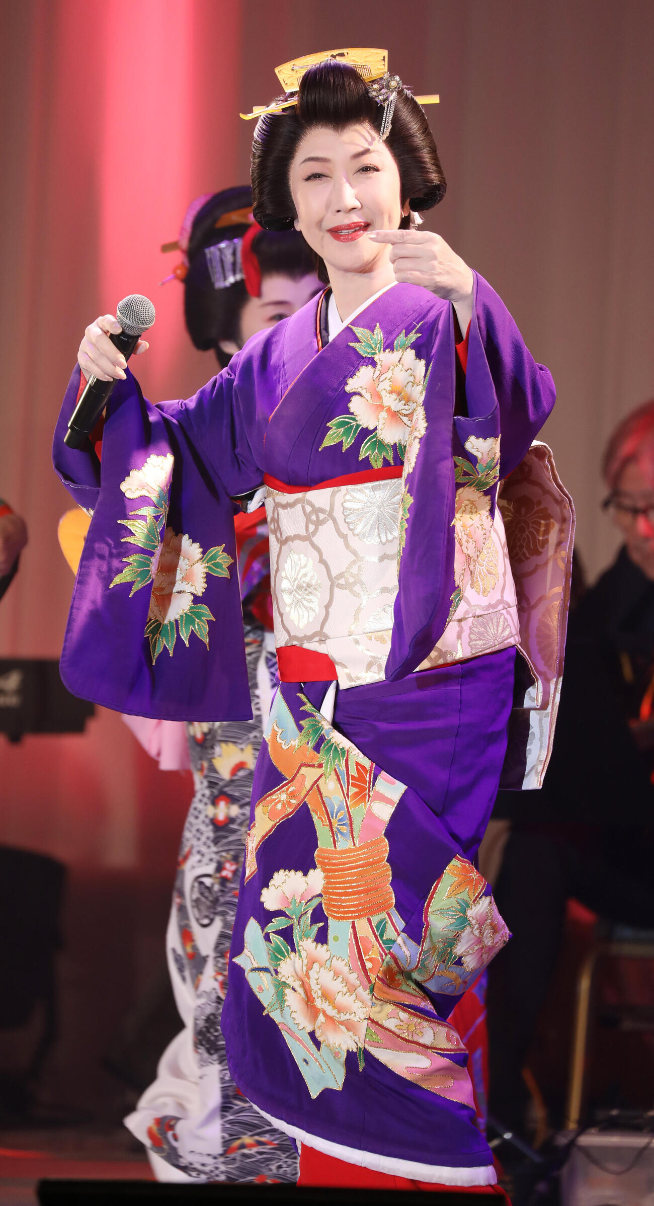 ライブイベントで熱唱する伍代夏子（撮影・中島郁夫）