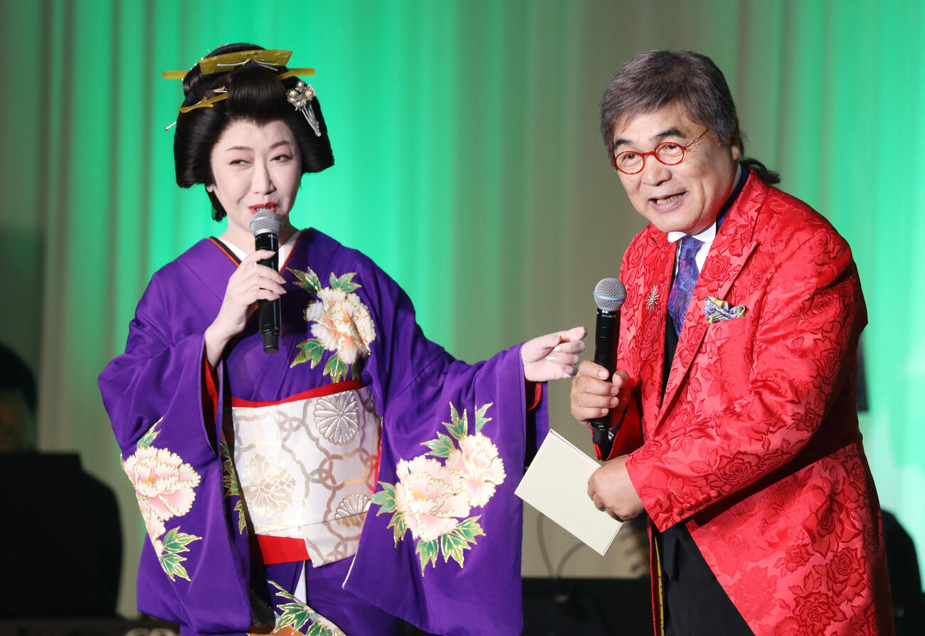 ライブイベントで熱唱する伍代夏子。右は綾小路きみまろ（撮影・中島郁夫）