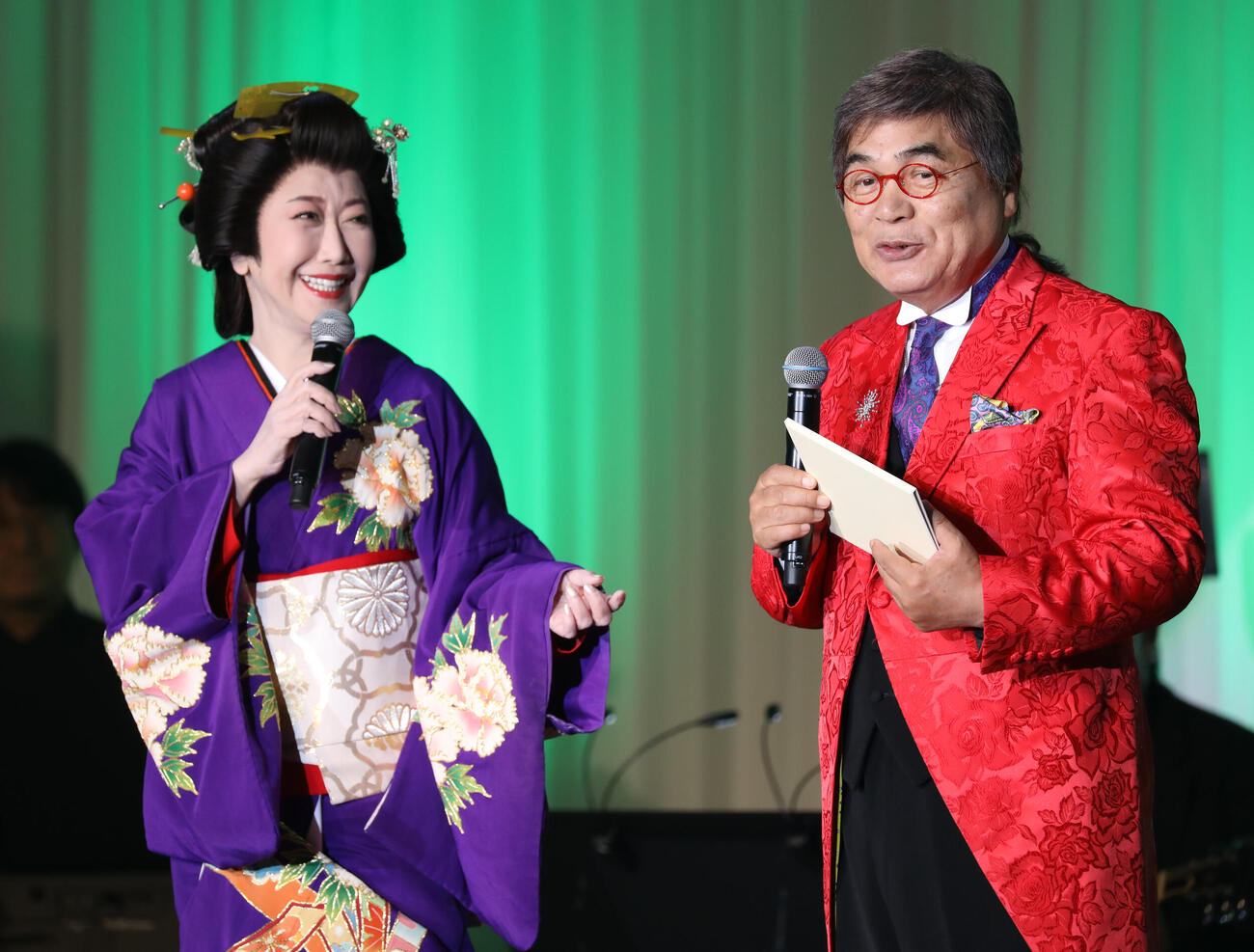 ライブイベントで熱唱する伍代夏子。右は綾小路きみまろ（撮影・中島郁夫）