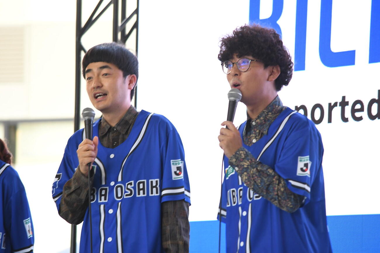 「GAMBA OSAKA KICKOFF FES」に出演した、たくろうの赤木裕(左）ときむらバンド（撮影・阪口孝志）