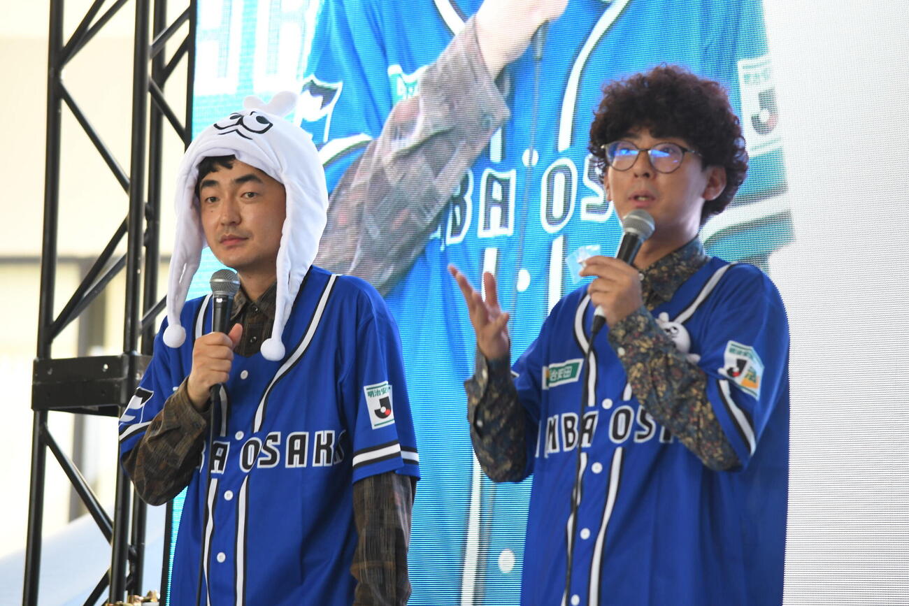 「GAMBA OSAKA KICKOFF FES」に出演した、たくろうの赤木裕(左）ときむらバンド（撮影・阪口孝志）