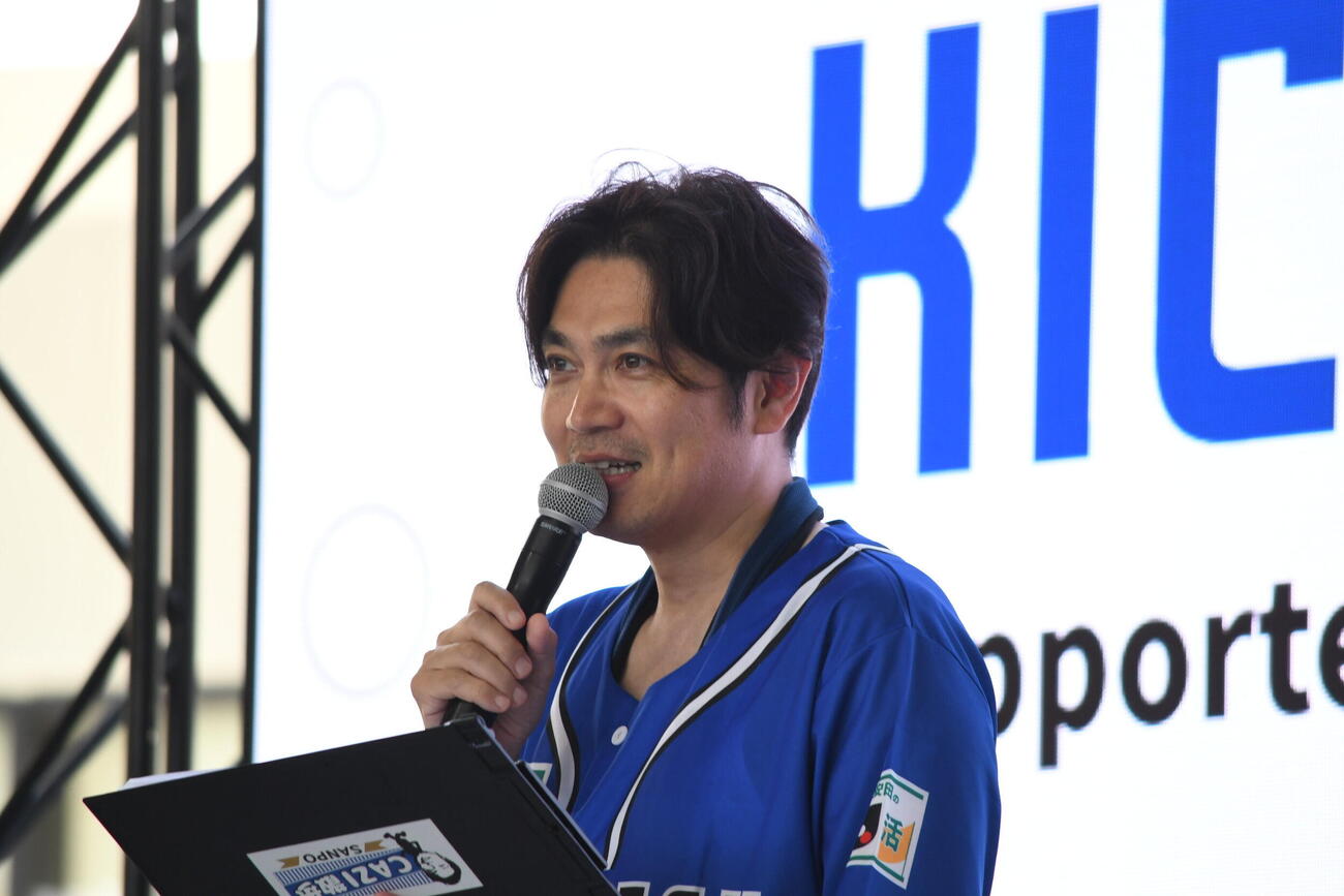 「GAMBA OSAKA KICKOFF FES」のMCを務めた仙石幸一（撮影・阪口孝志）