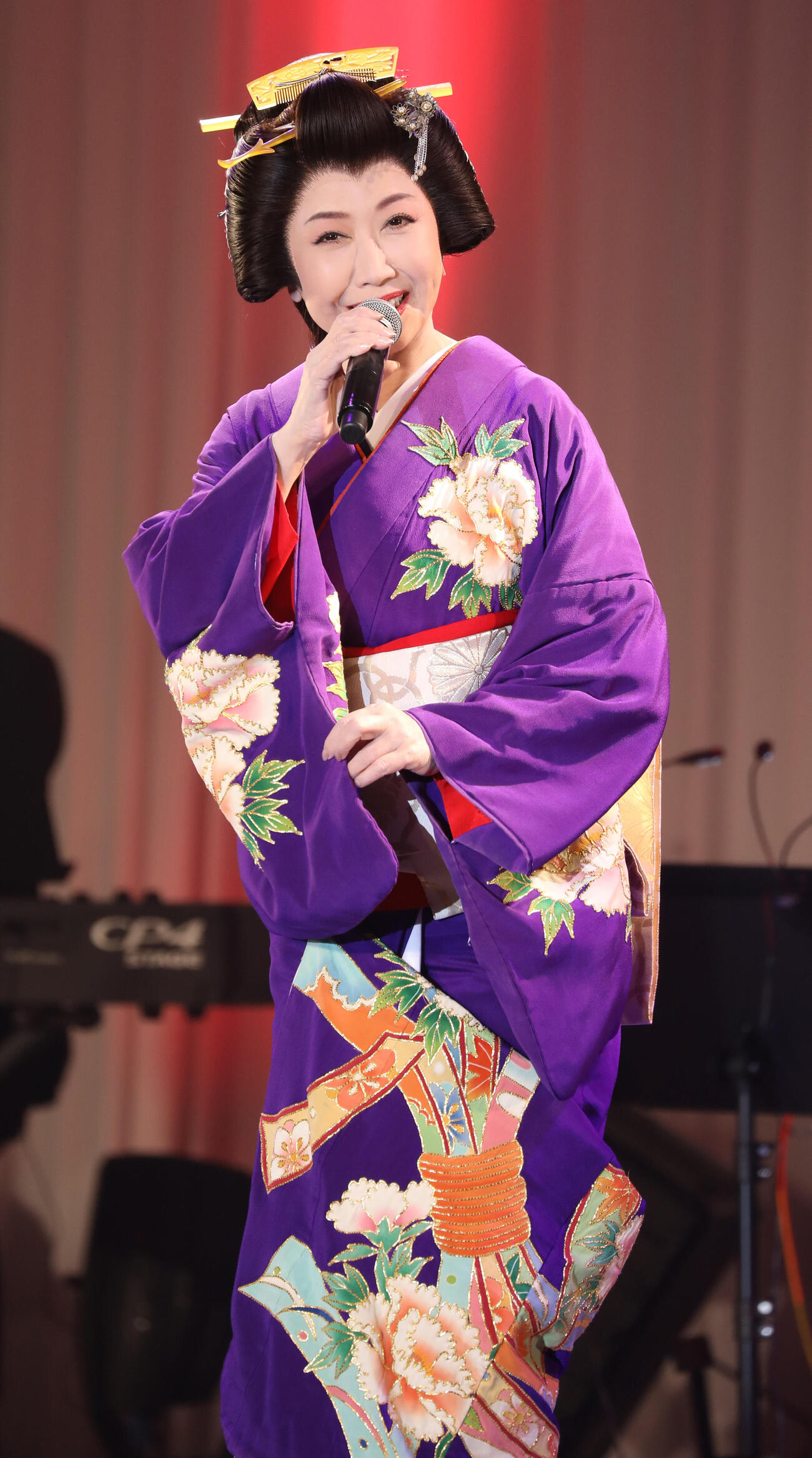 ライブイベントで熱唱する伍代夏子（撮影・中島郁夫）