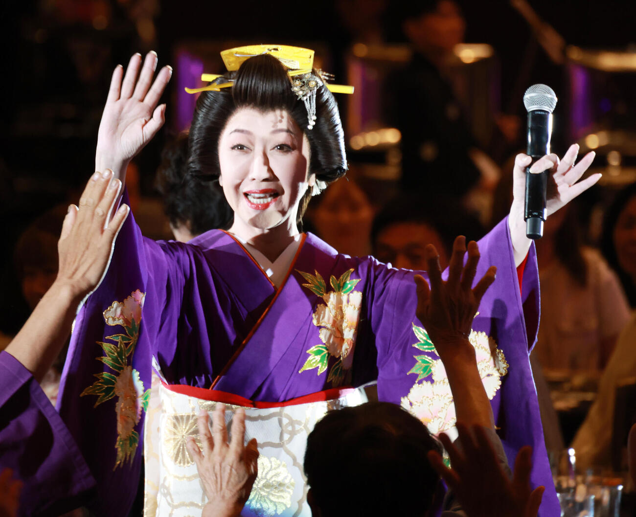 ライブイベントで熱唱する伍代夏子（撮影・中島郁夫）
